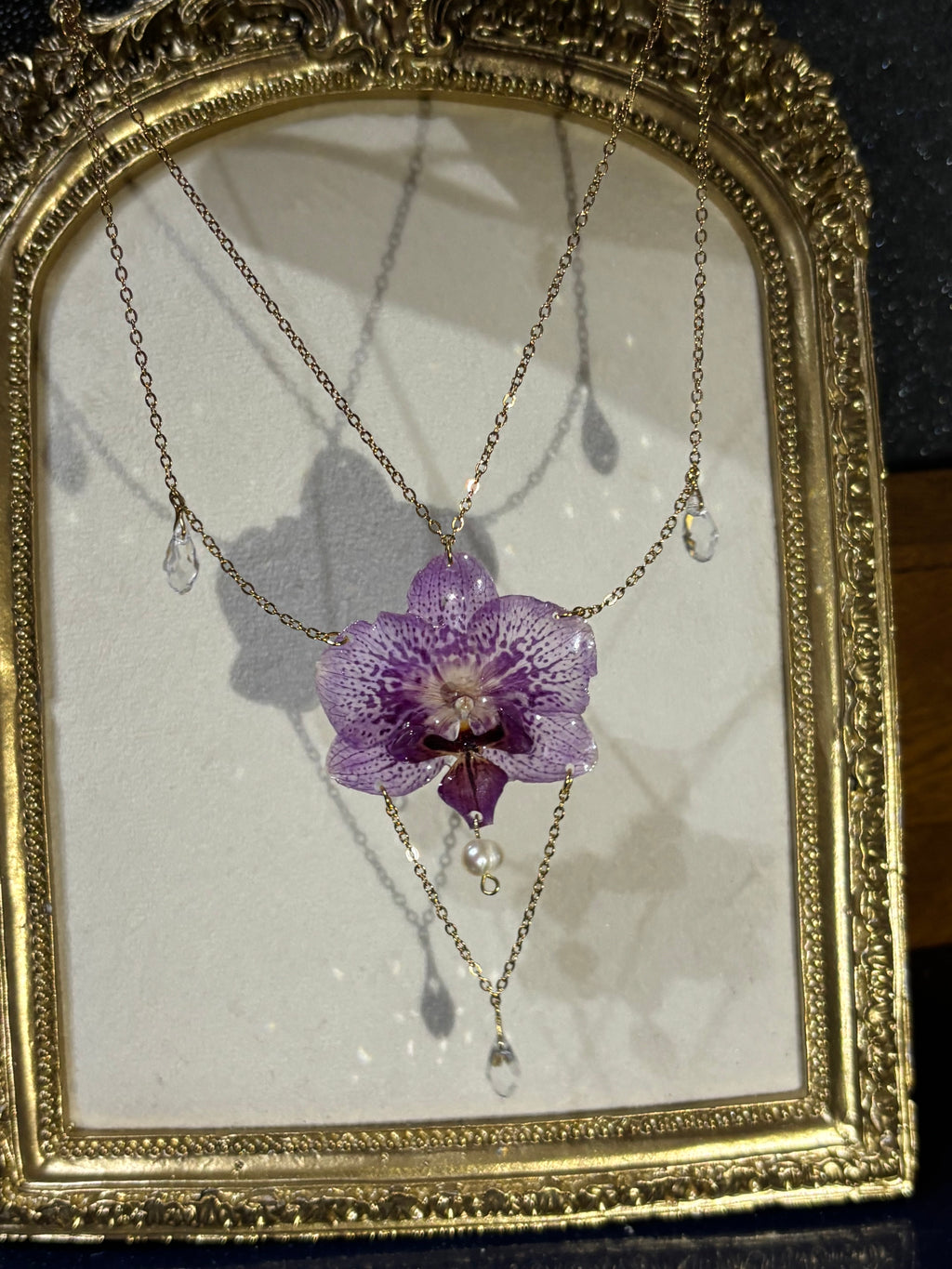 Collar Dorado con Flor Real Orquídea Morada| JOYERÍA BOTÁNICA |