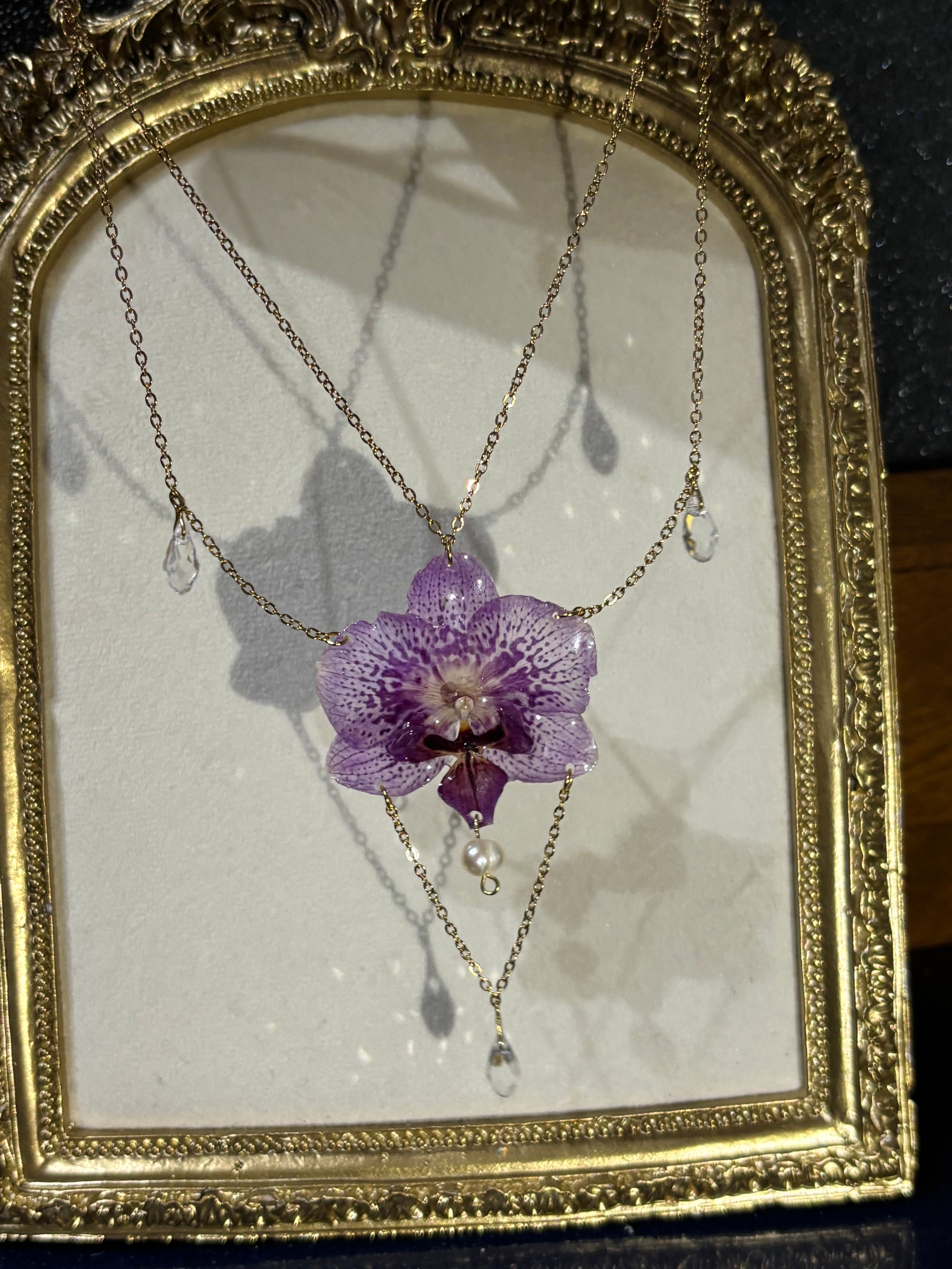 Collar Dorado con Flor Real Orquídea Morada| JOYERÍA BOTÁNICA |