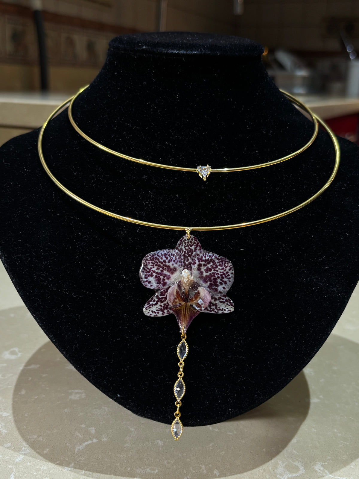 Collar Dorado con Flor Real Orquídea Blanca-Morada| JOYERÍA BOTÁNICA |