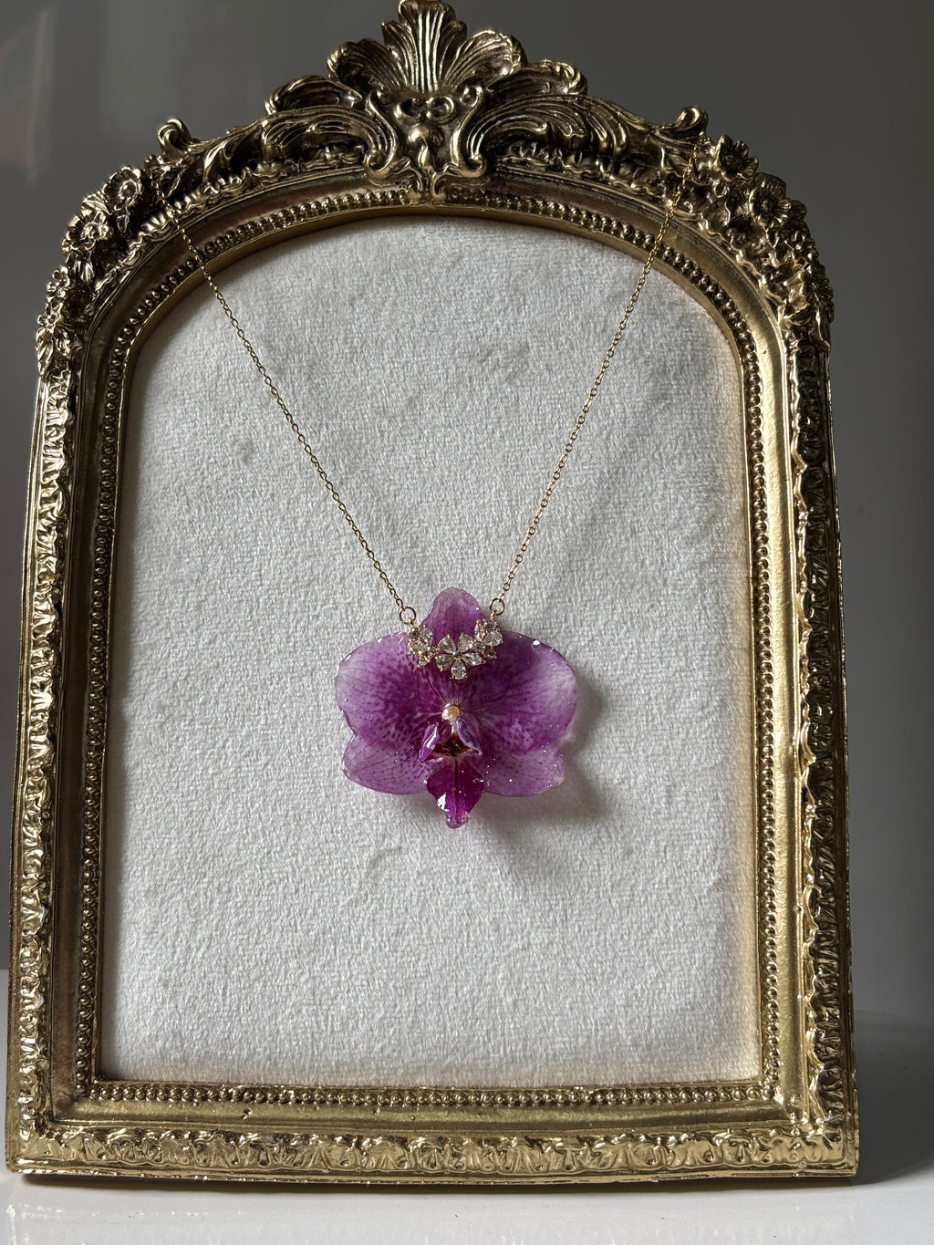 Collar Dorado con Flor Real Orquídea Morada| JOYERÍA BOTÁNICA |