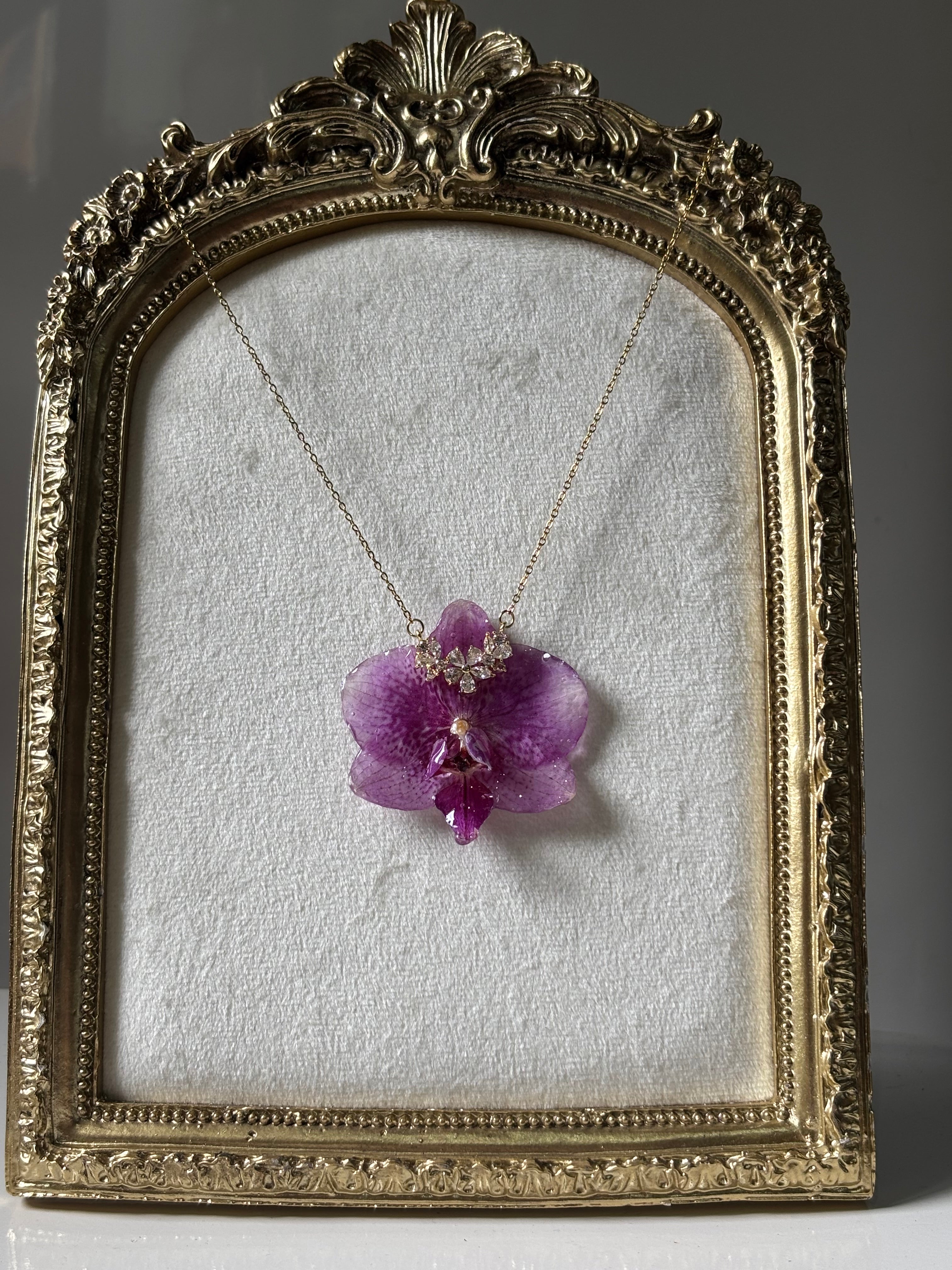 Collar Dorado con Flor Real Orquídea Morada| JOYERÍA BOTÁNICA |