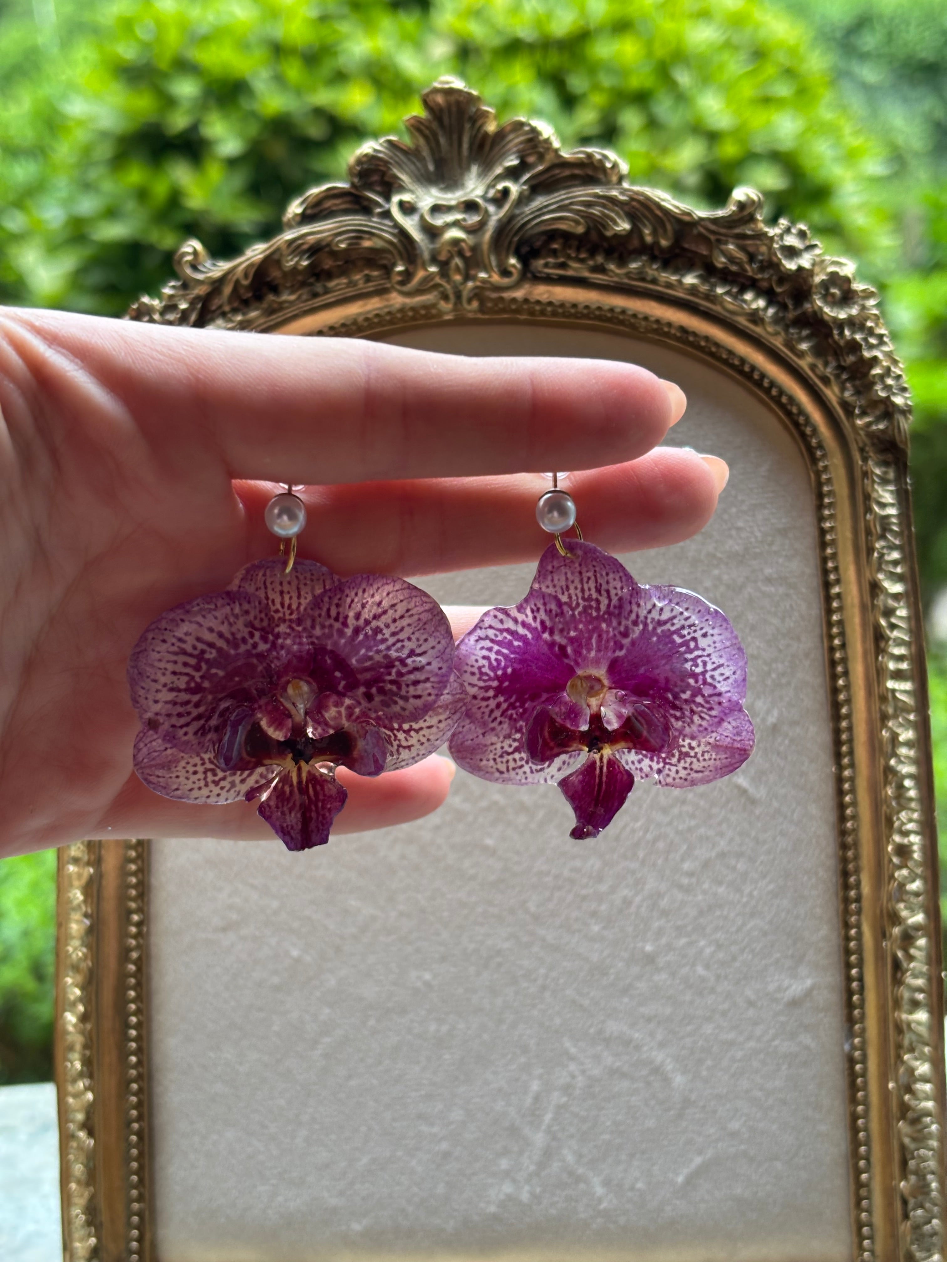 Pendientes Dorados con Flor Real Orquídea Morada | JOYERÍA BOTÁNICA |