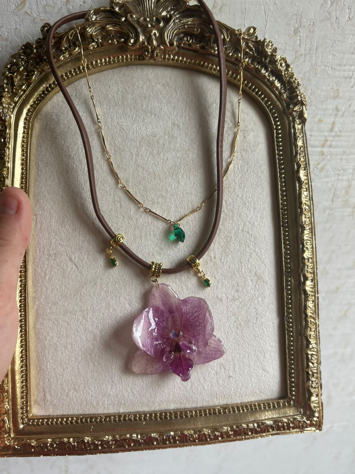 Collar Dorado con Flor Real Orquídea Morada| JOYERÍA BOTÁNICA |