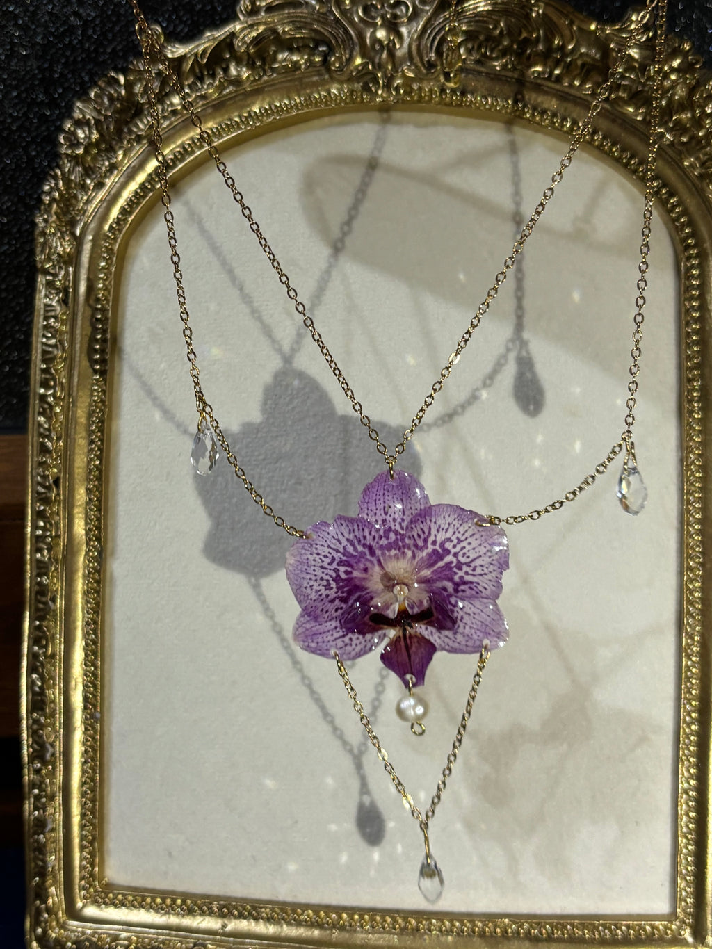 Collar Dorado con Flor Real Orquídea Morada| JOYERÍA BOTÁNICA |