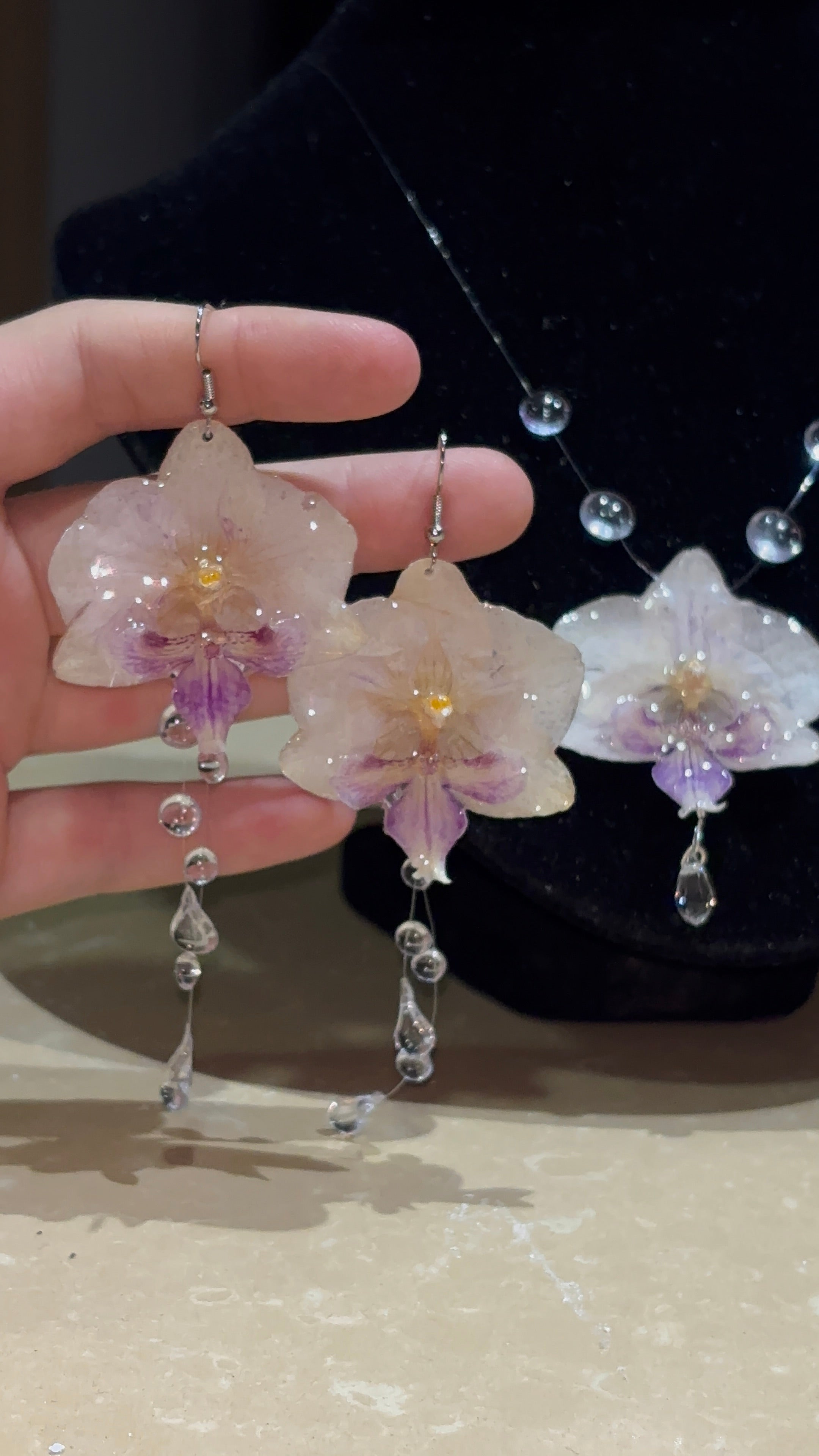 Pendientes con Gotas y Flor Real Orquídea Blanca-Morada | JOYERÍA BOTÁNICA |