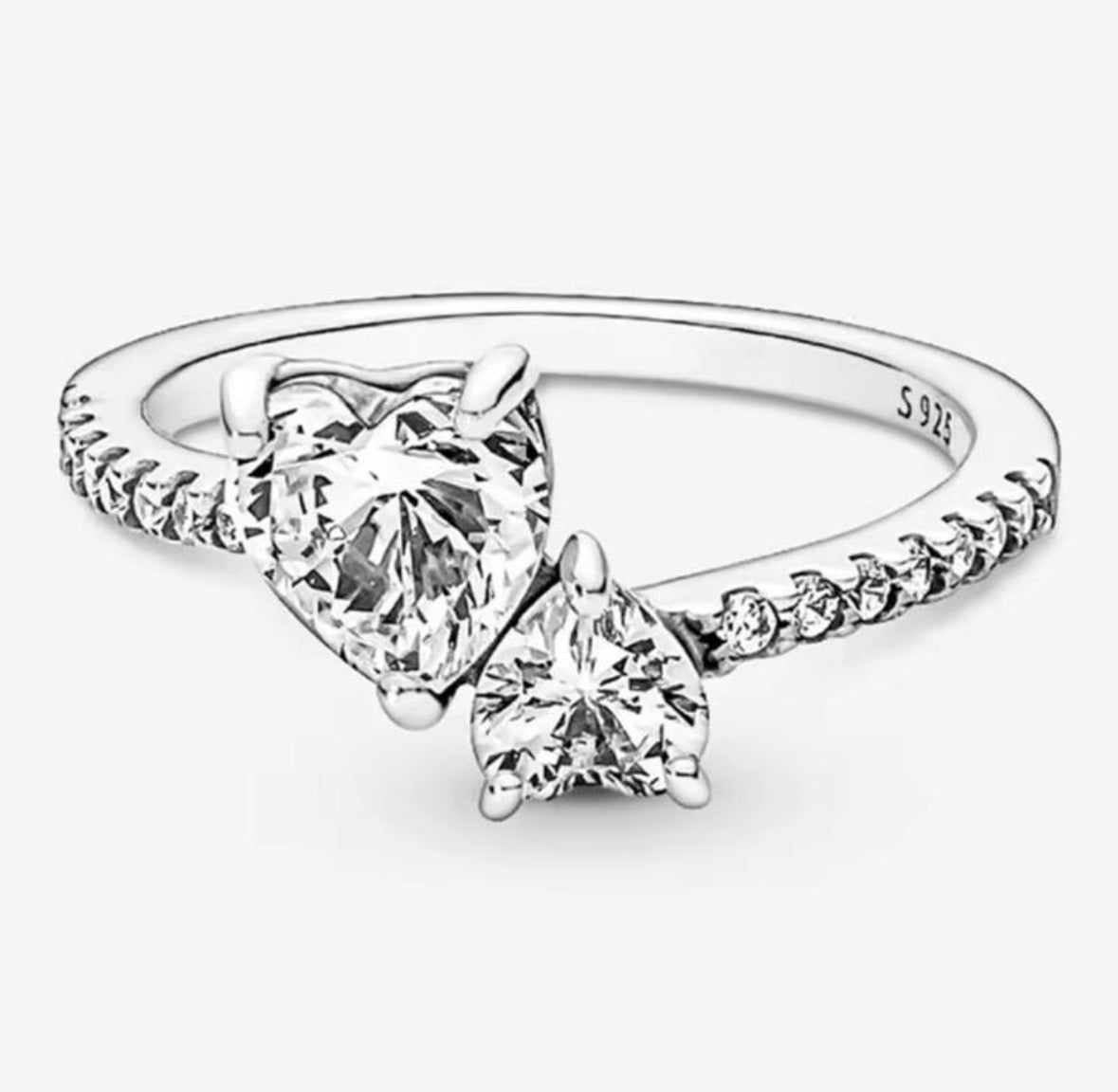 Anillo Plateado Doble Corazón Blanco