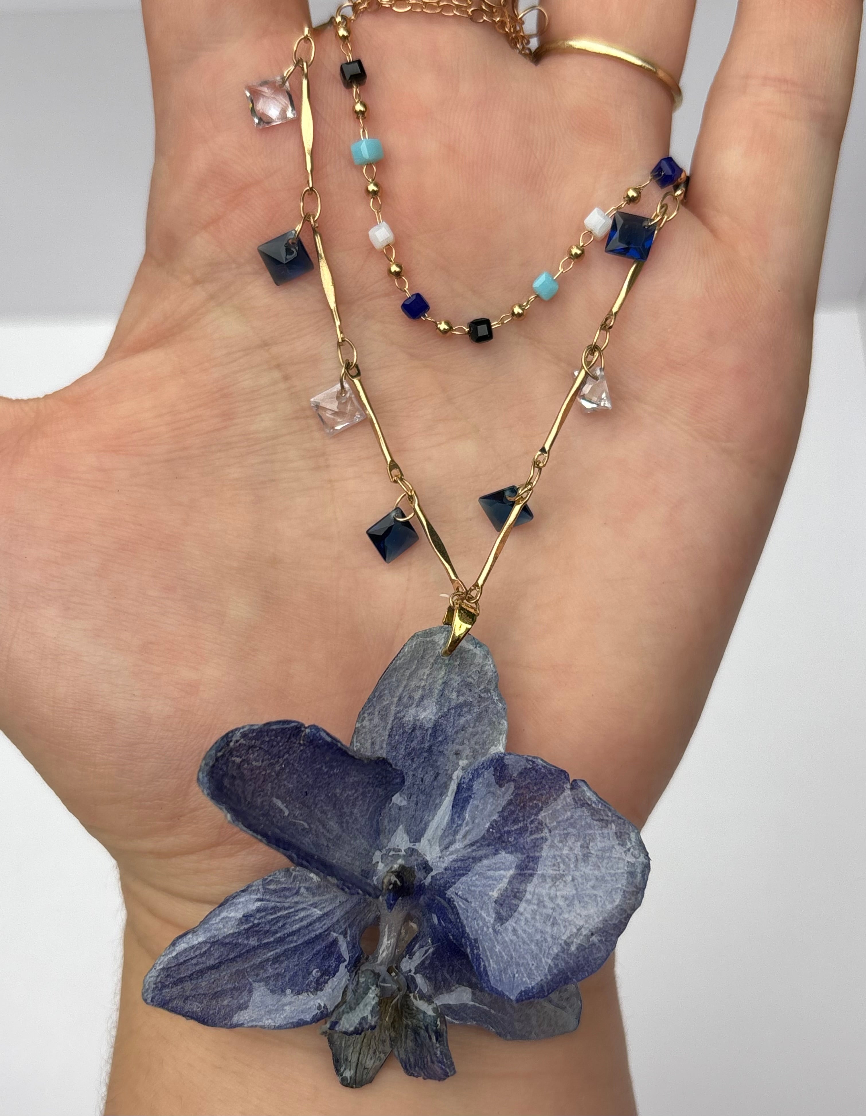 Collar Dorado con Flor Real Orquídea Azul| JOYERÍA BOTÁNICA |
