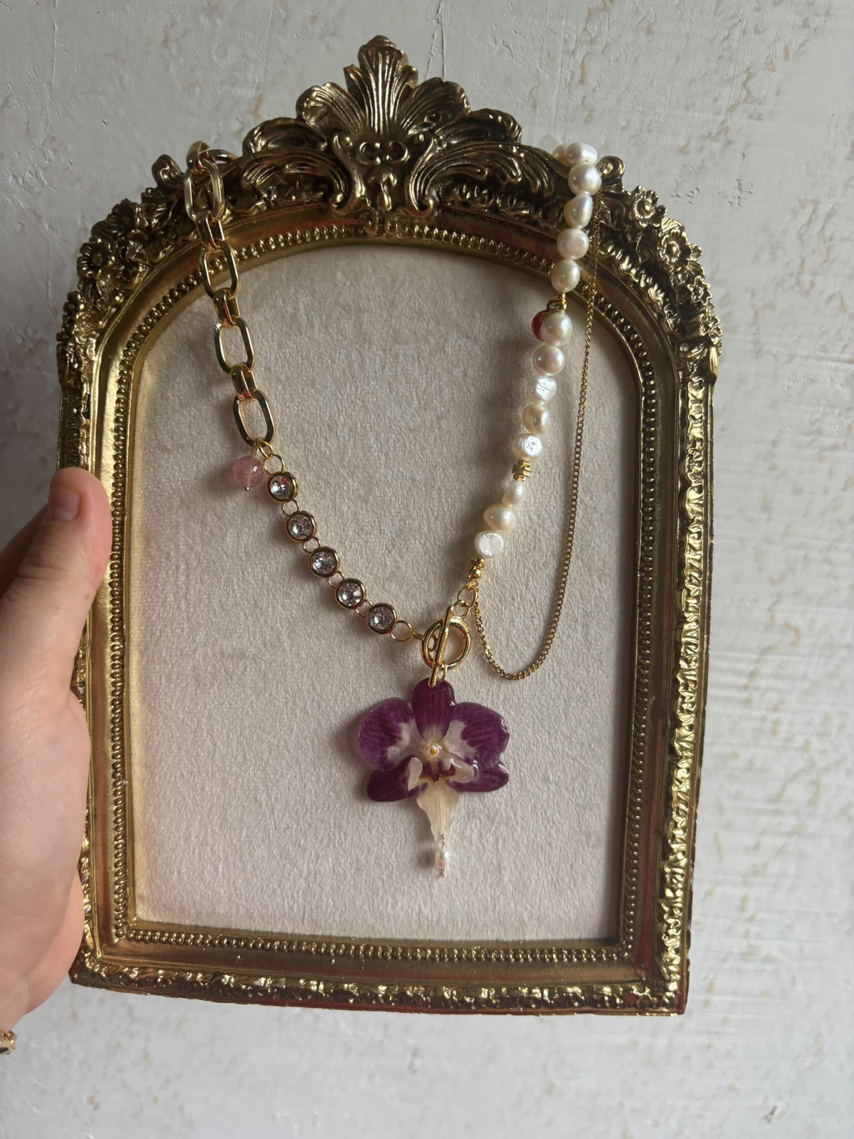 Collar Dorado con Flor Real Orquídea Morada-Blanca| JOYERÍA BOTÁNICA |