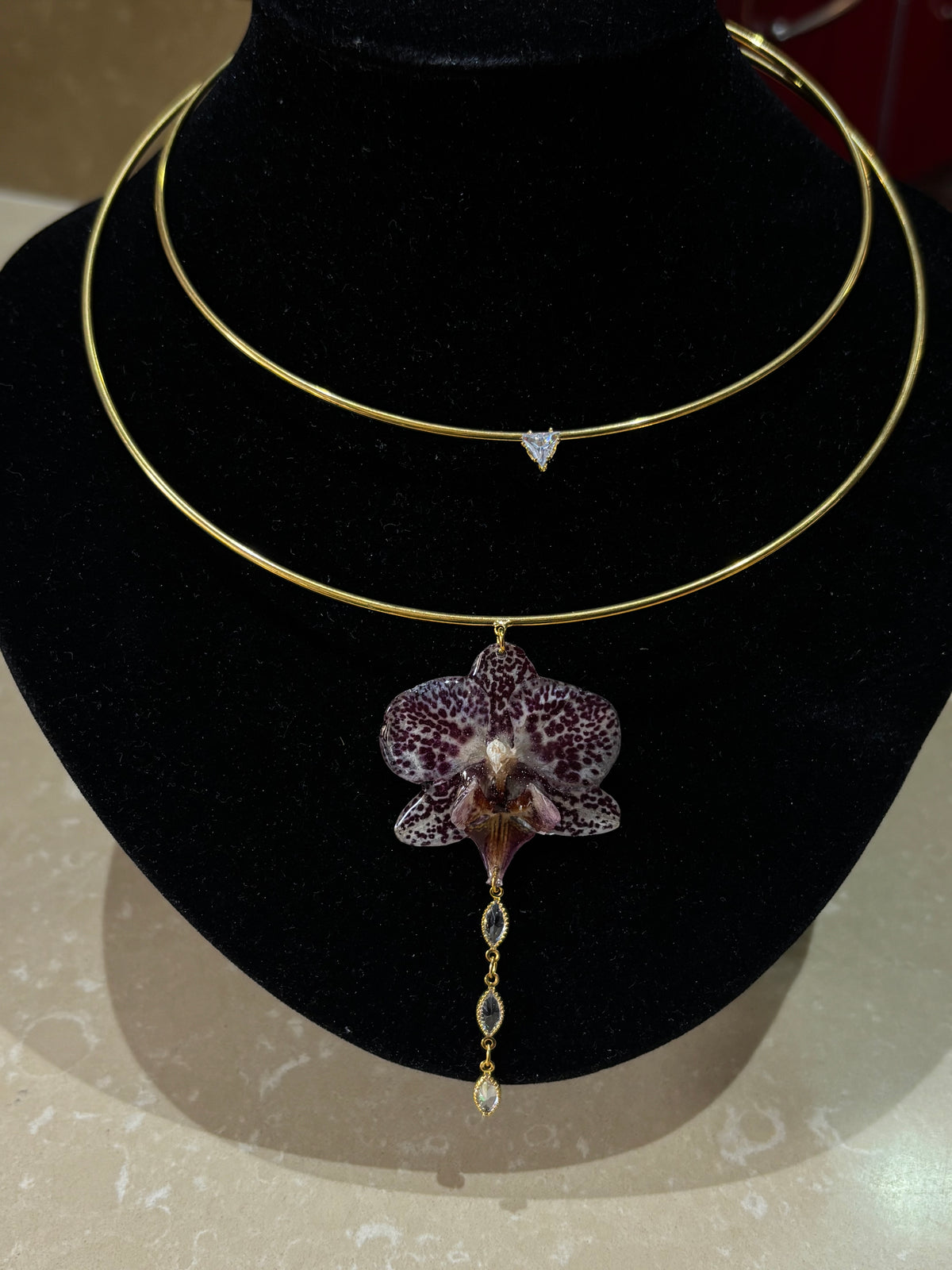 Collar Dorado con Flor Real Orquídea Blanca-Morada| JOYERÍA BOTÁNICA |