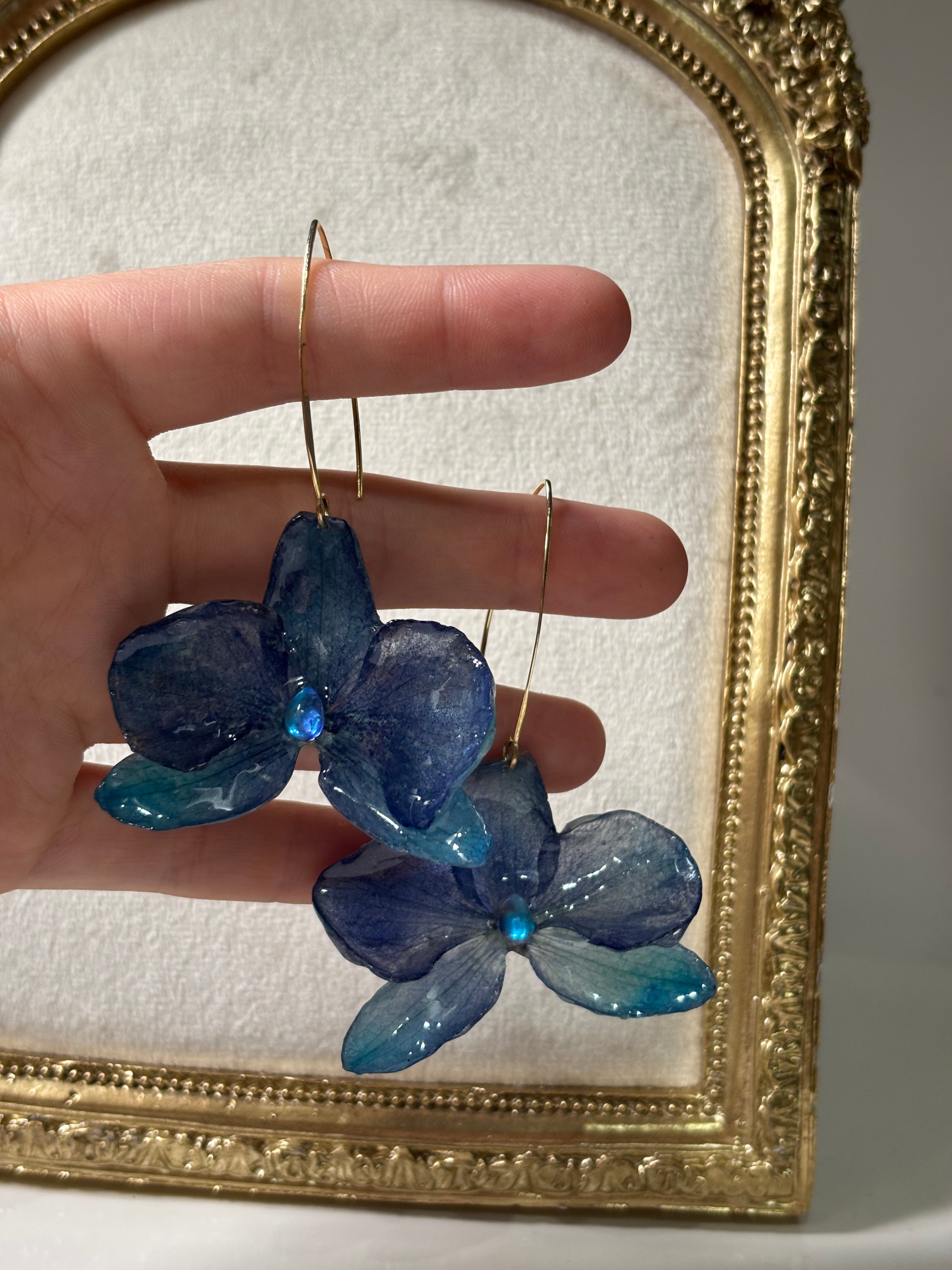Pendientes Dorados con Flor Real Orquídea Azul | JOYERÍA BOTÁNICA |