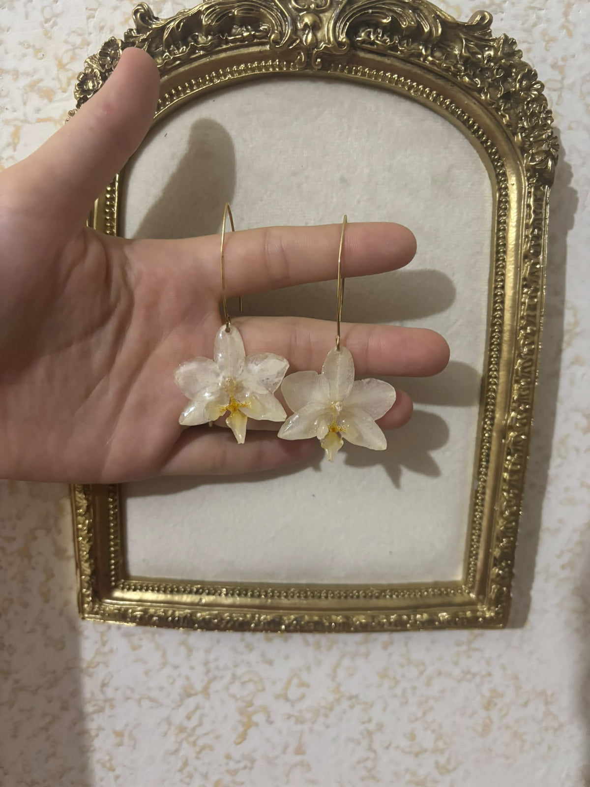 Pendientes Dorados con Flor Real Orquídea Blanca-Amarilla | JOYERÍA BOTÁNICA |