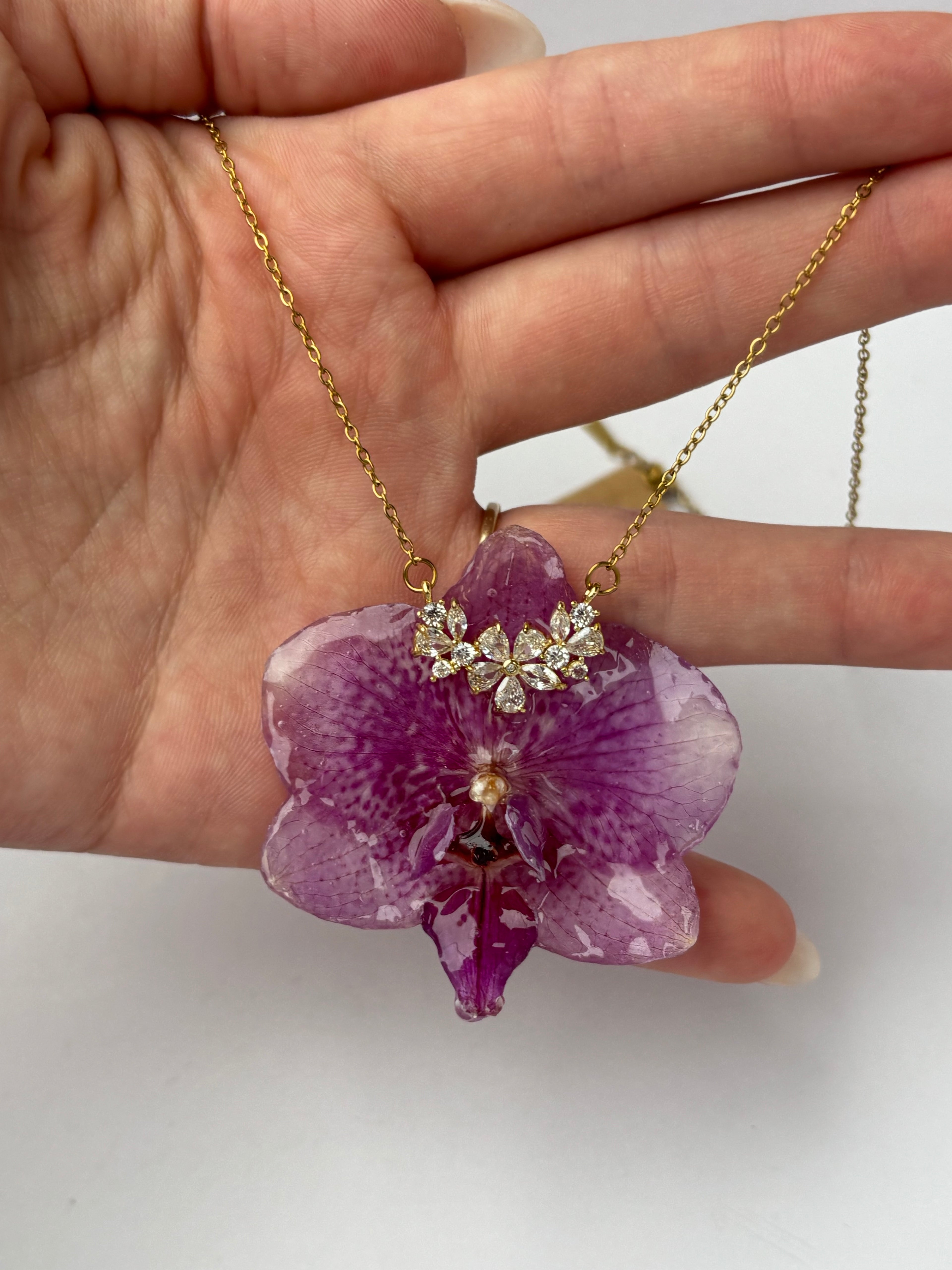 Collar Dorado con Flor Real Orquídea Morada| JOYERÍA BOTÁNICA |