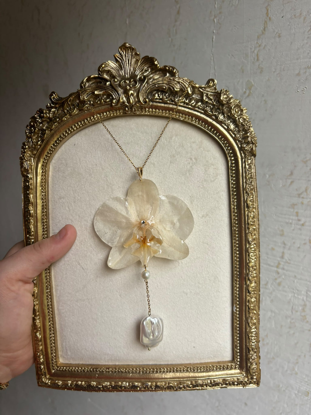 Collar Dorado con Flor Real Orquídea Blanca| JOYERÍA BOTÁNICA |