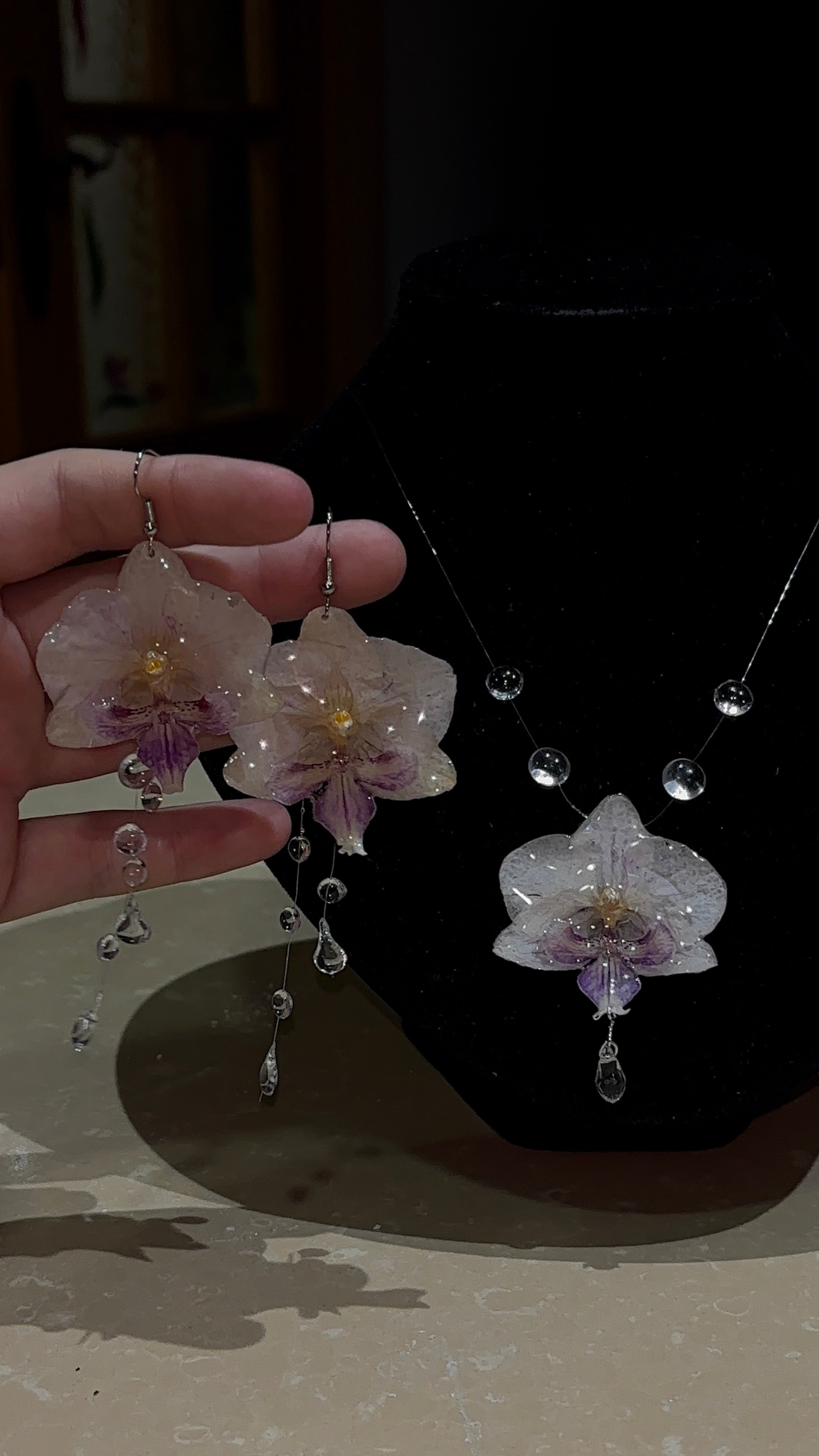 Pendientes con Gotas y Flor Real Orquídea Blanca-Morada | JOYERÍA BOTÁNICA |