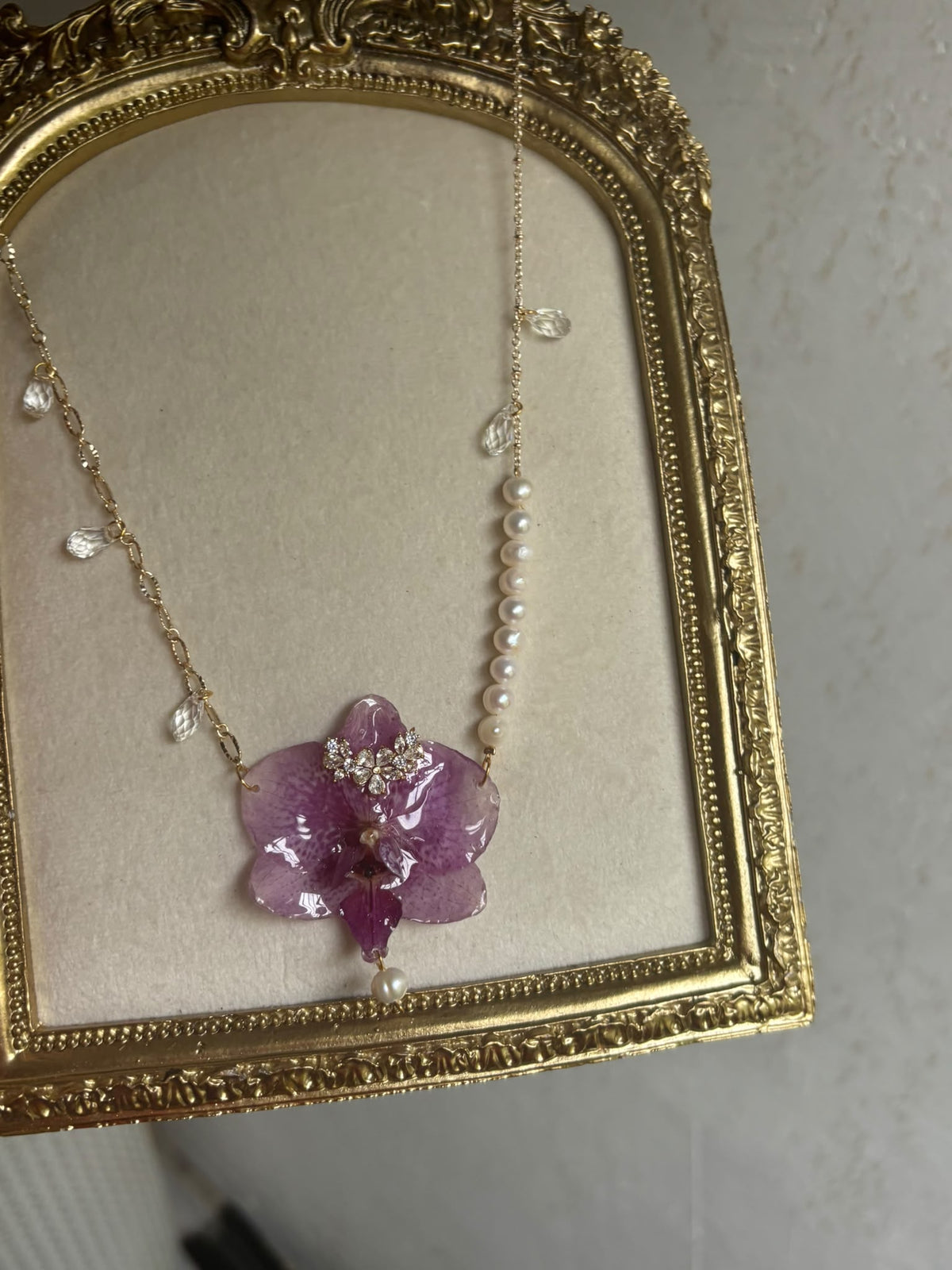 Collar Dorado con Flor Real Orquídea Morado| JOYERÍA BOTÁNICA |