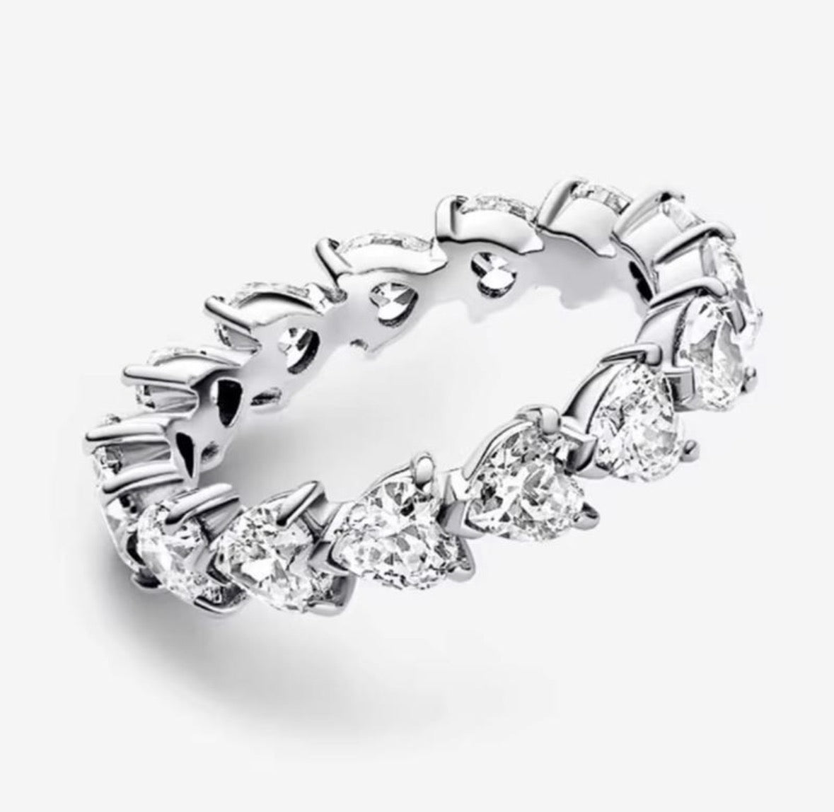 Anillo Plateado Corazones Blancos