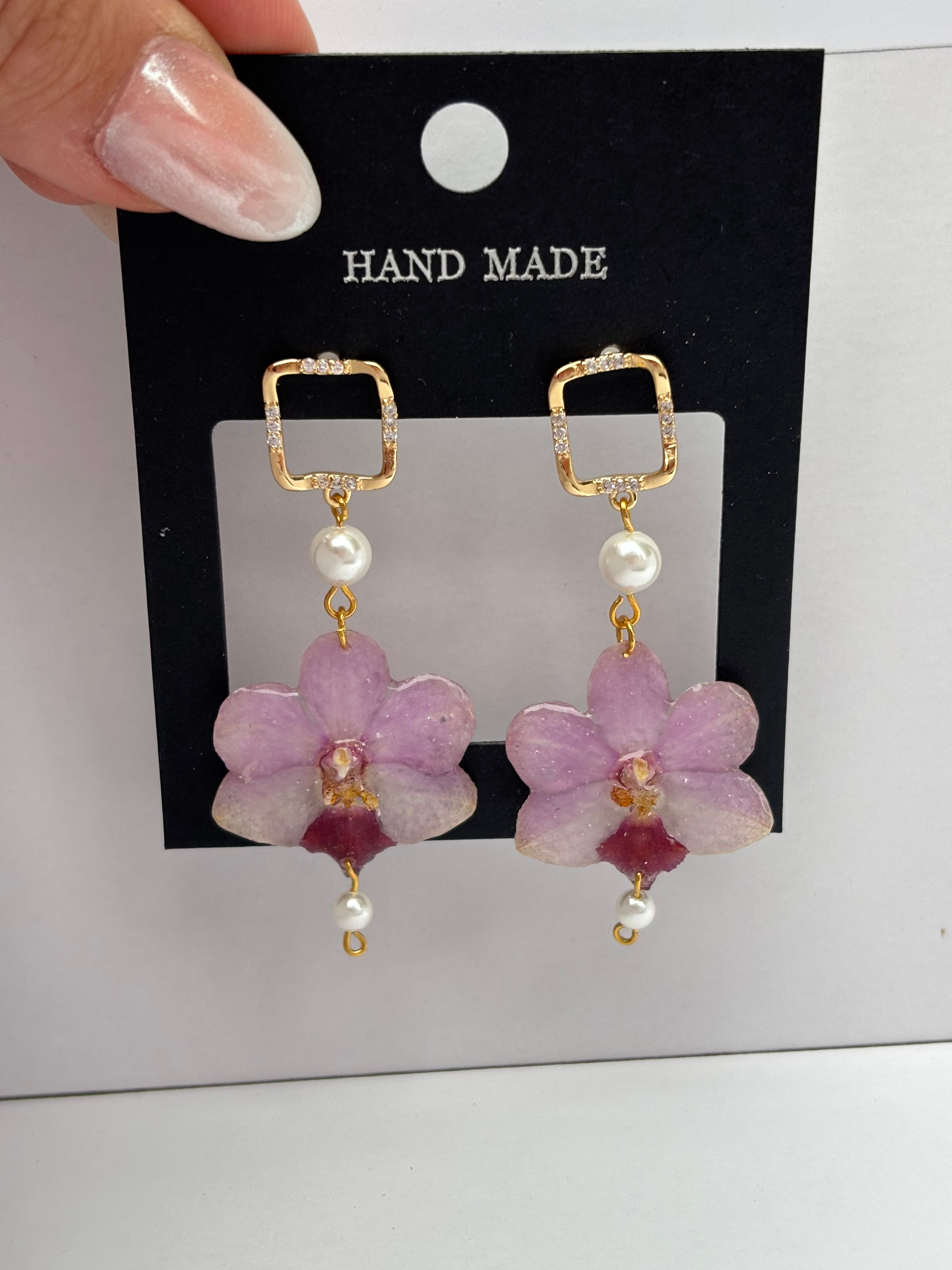 Pendientes Dorados con Flor Real Orquídea Morada | JOYERÍA BOTÁNICA |