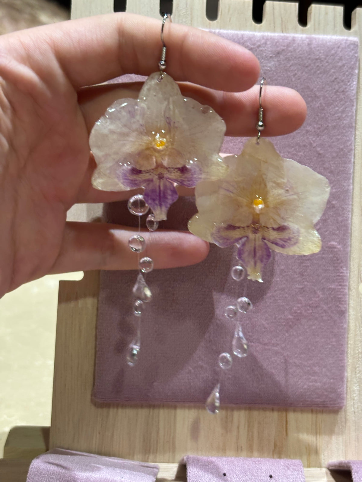 Pendientes con Gotas y Flor Real Orquídea Blanca-Morada | JOYERÍA BOTÁNICA |