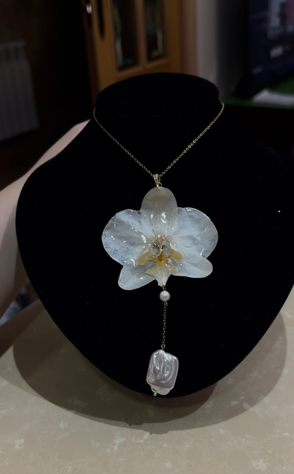 Collar Dorado con Flor Real Orquídea Blanca| JOYERÍA BOTÁNICA |