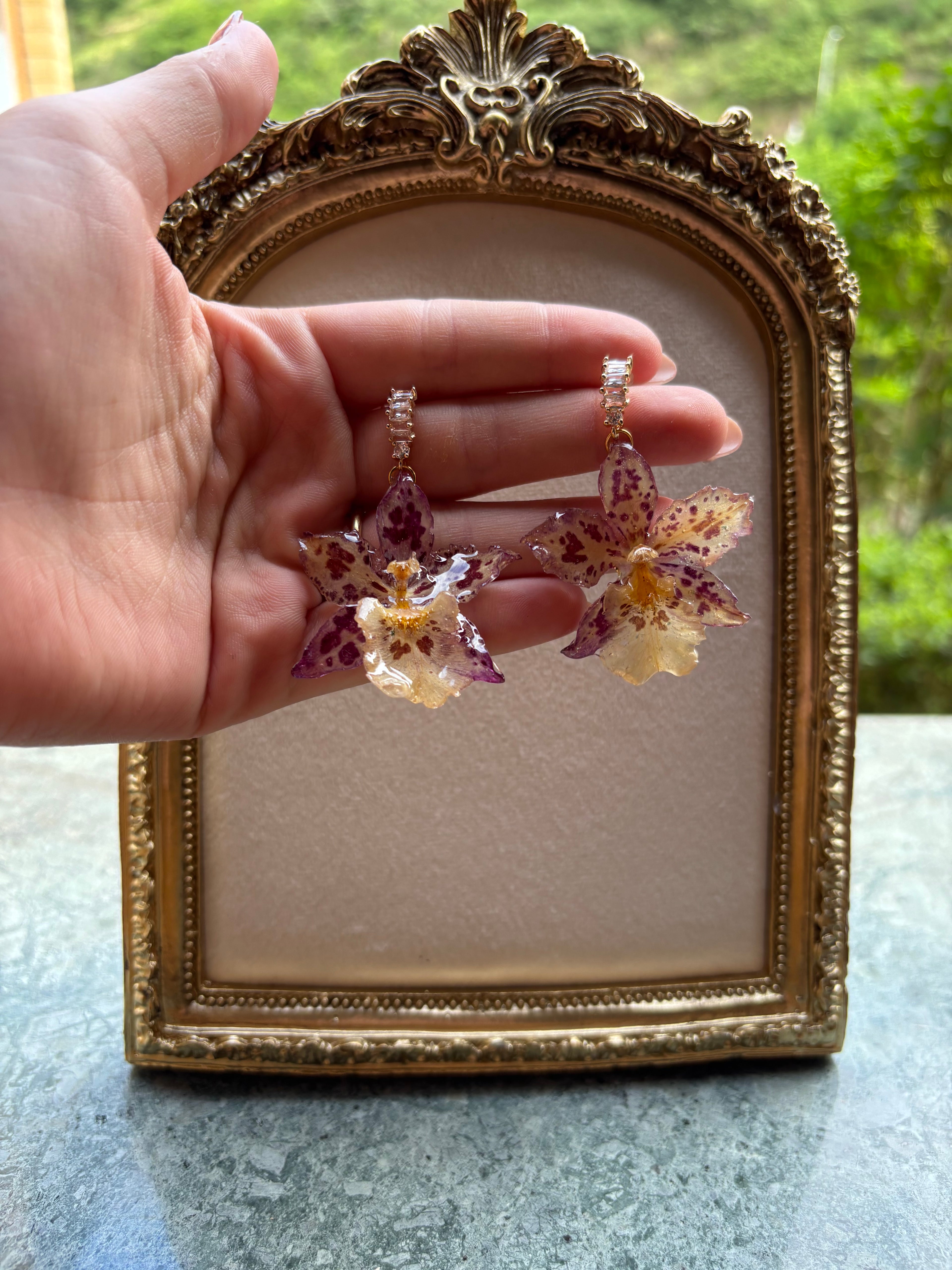 Pendientes Dorados con Flor Real Orquídea Morada | JOYERÍA BOTÁNICA |