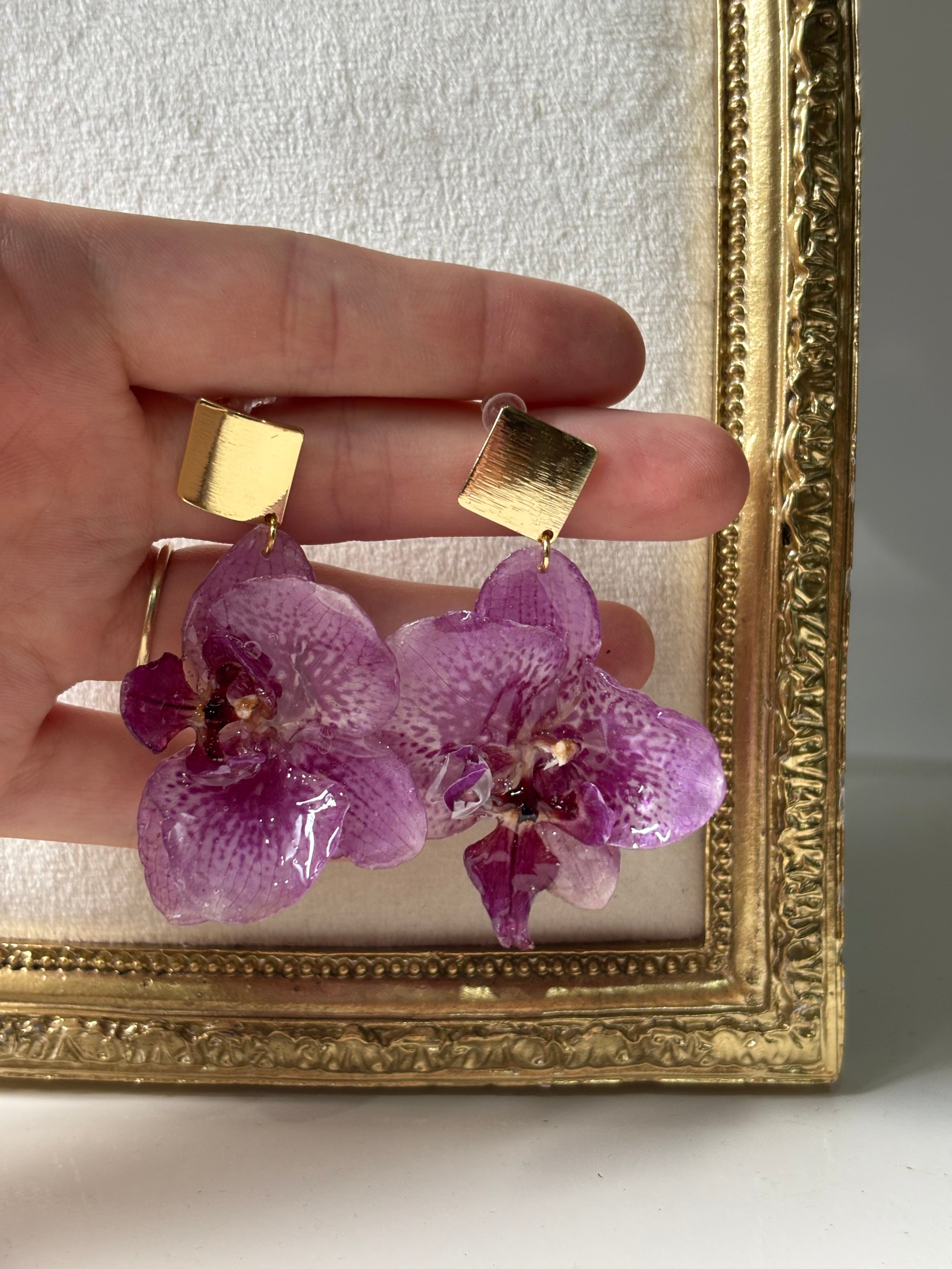 Pendientes Dorados con Flor Real Orquídea Rosa-Morada | JOYERÍA BOTÁNICA |