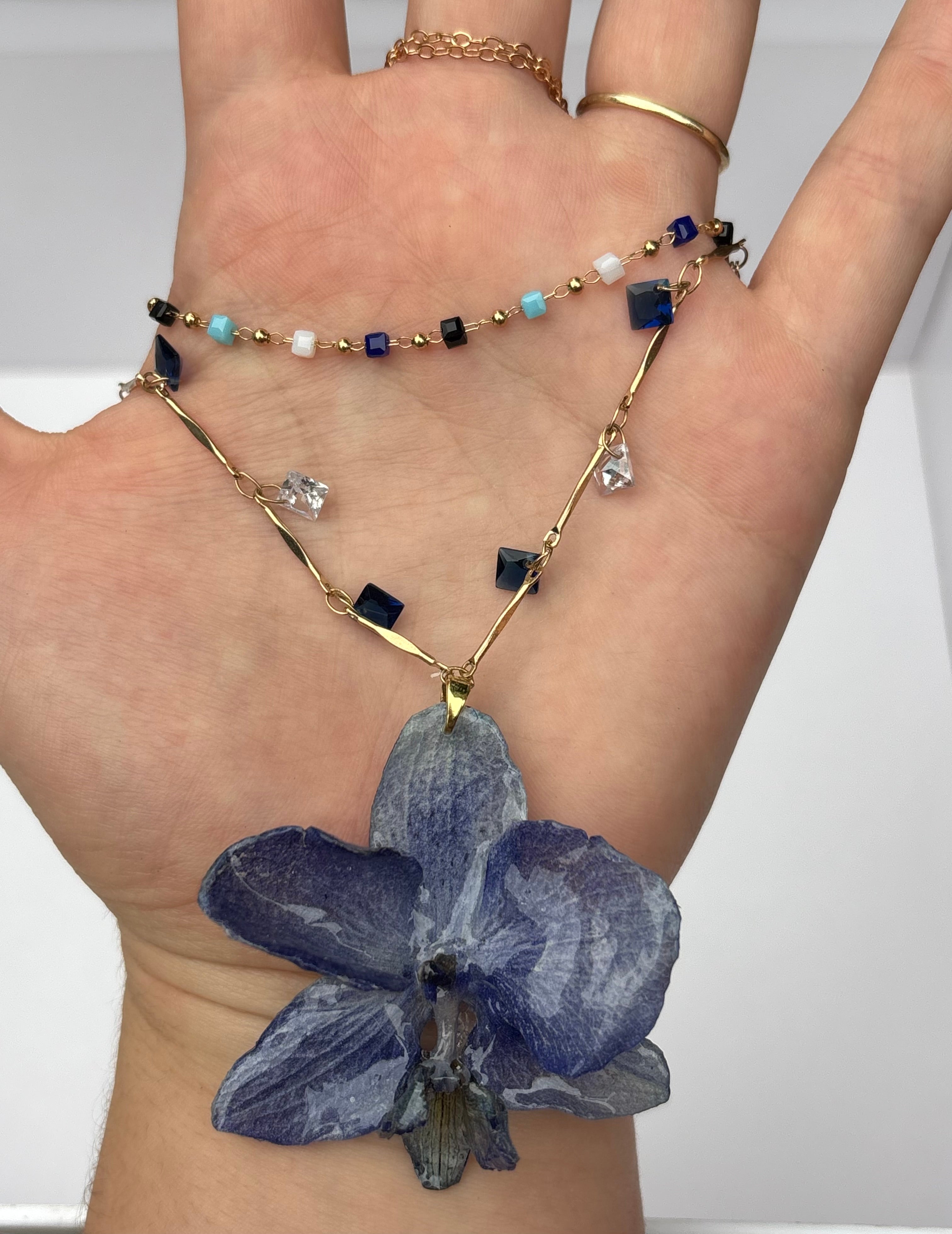 Collar Dorado con Flor Real Orquídea Azul| JOYERÍA BOTÁNICA |