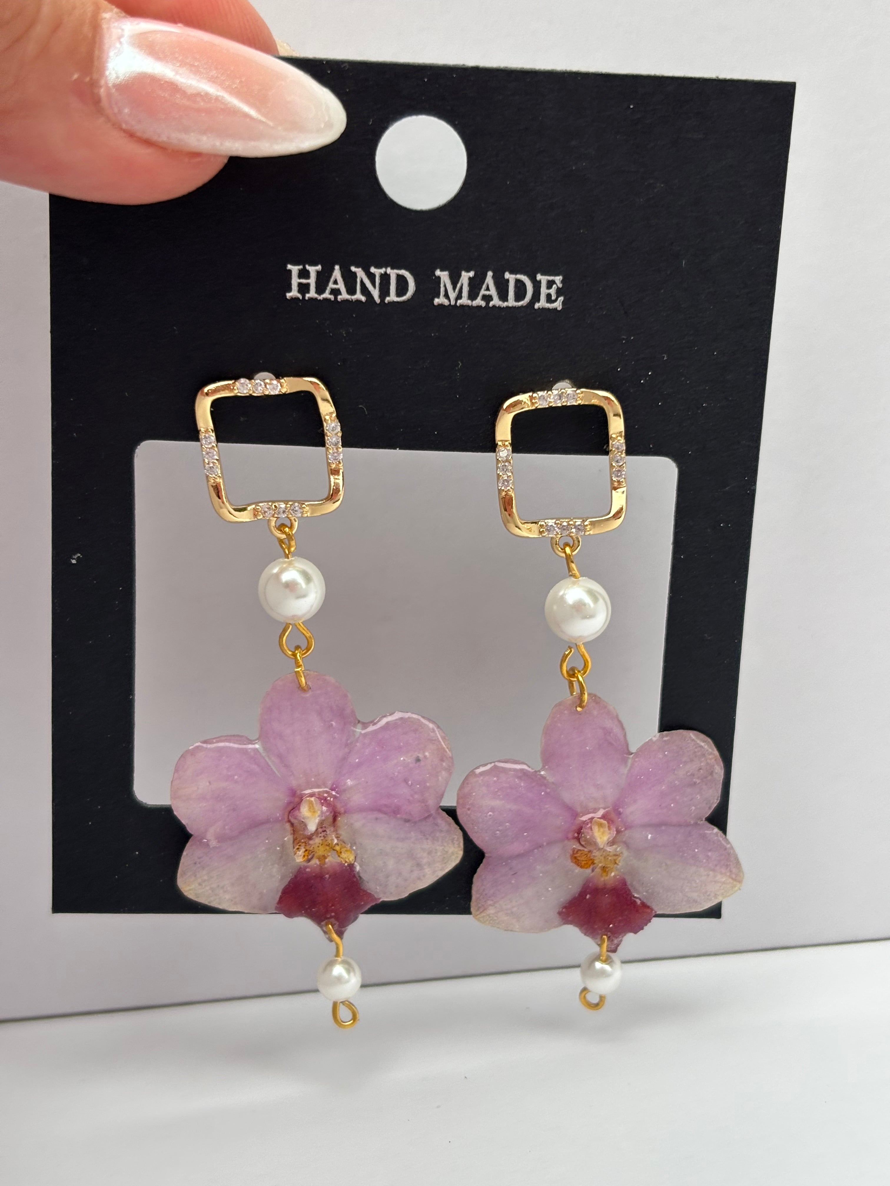 Pendientes Dorados con Flor Real Orquídea Morada | JOYERÍA BOTÁNICA |