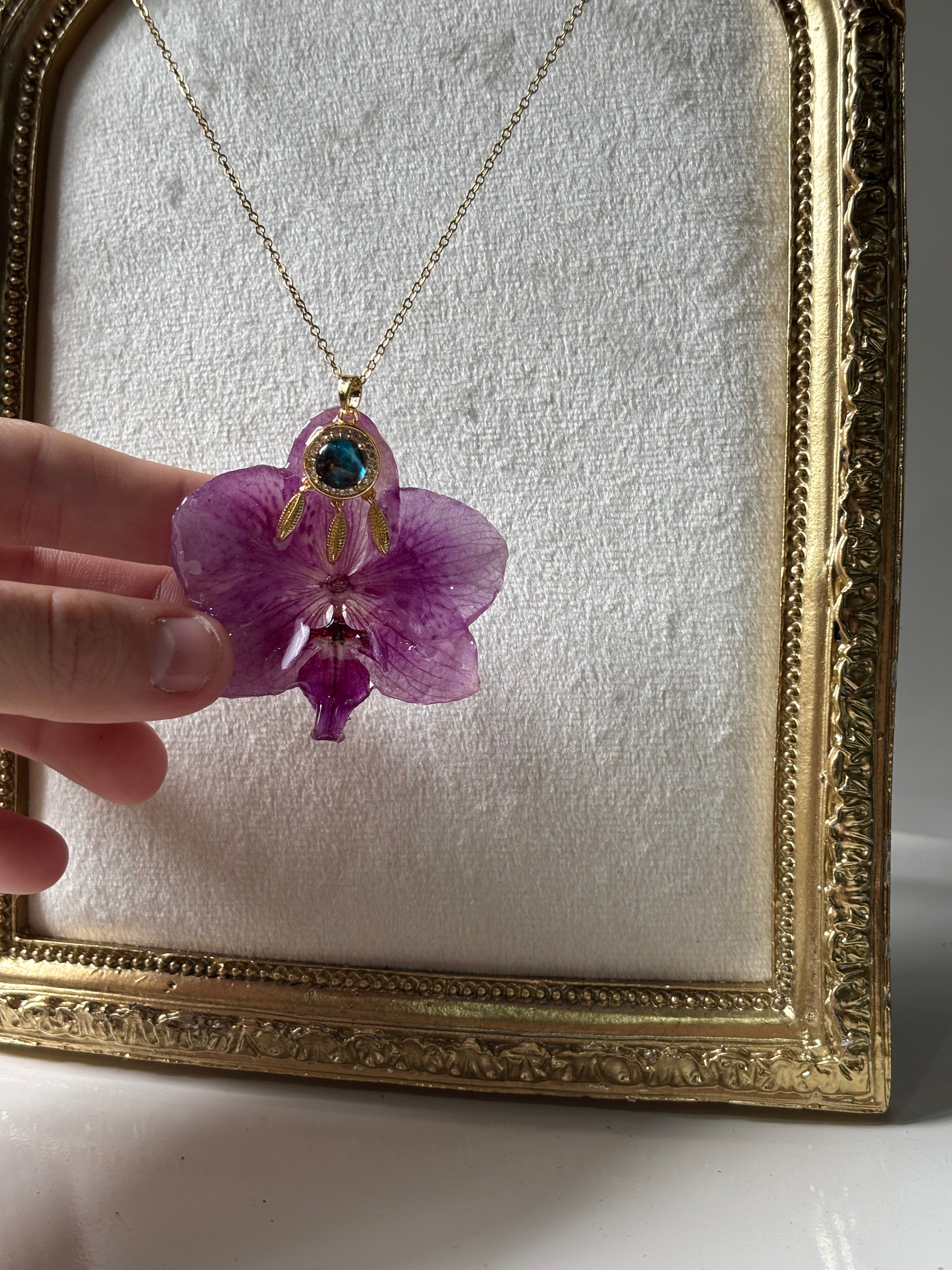 Collar Dorado con Flor Real Orquídea Morada| JOYERÍA BOTÁNICA |
