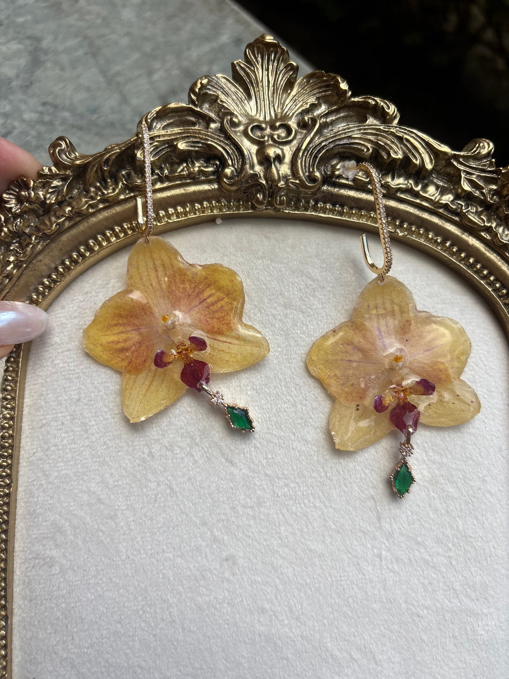 Pendientes Dorados con Flor Real Orquídea Amarilla | JOYERÍA BOTÁNICA |