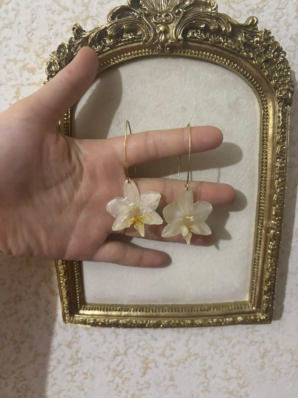 Pendientes Dorados con Flor Real Orquídea Blanca-Amarilla | JOYERÍA BOTÁNICA |
