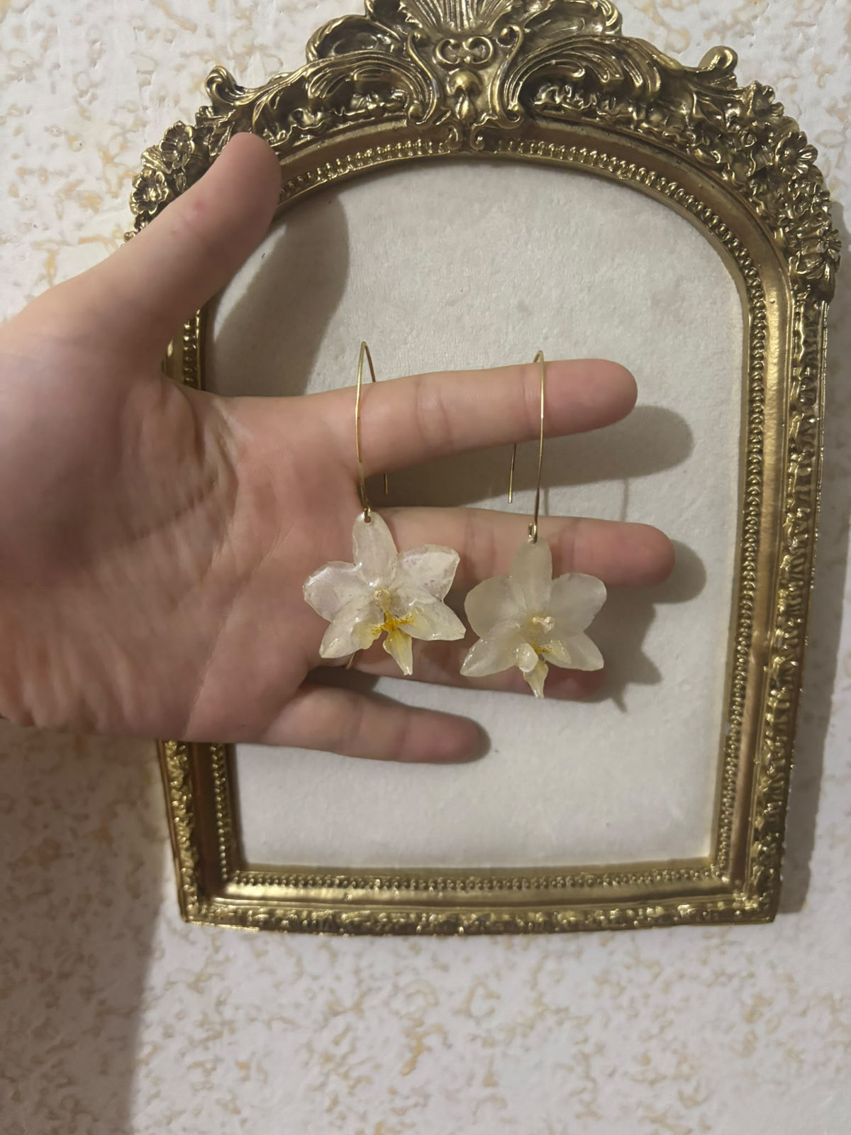 Pendientes Dorados con Flor Real Orquídea Blanca-Amarilla | JOYERÍA BOTÁNICA |