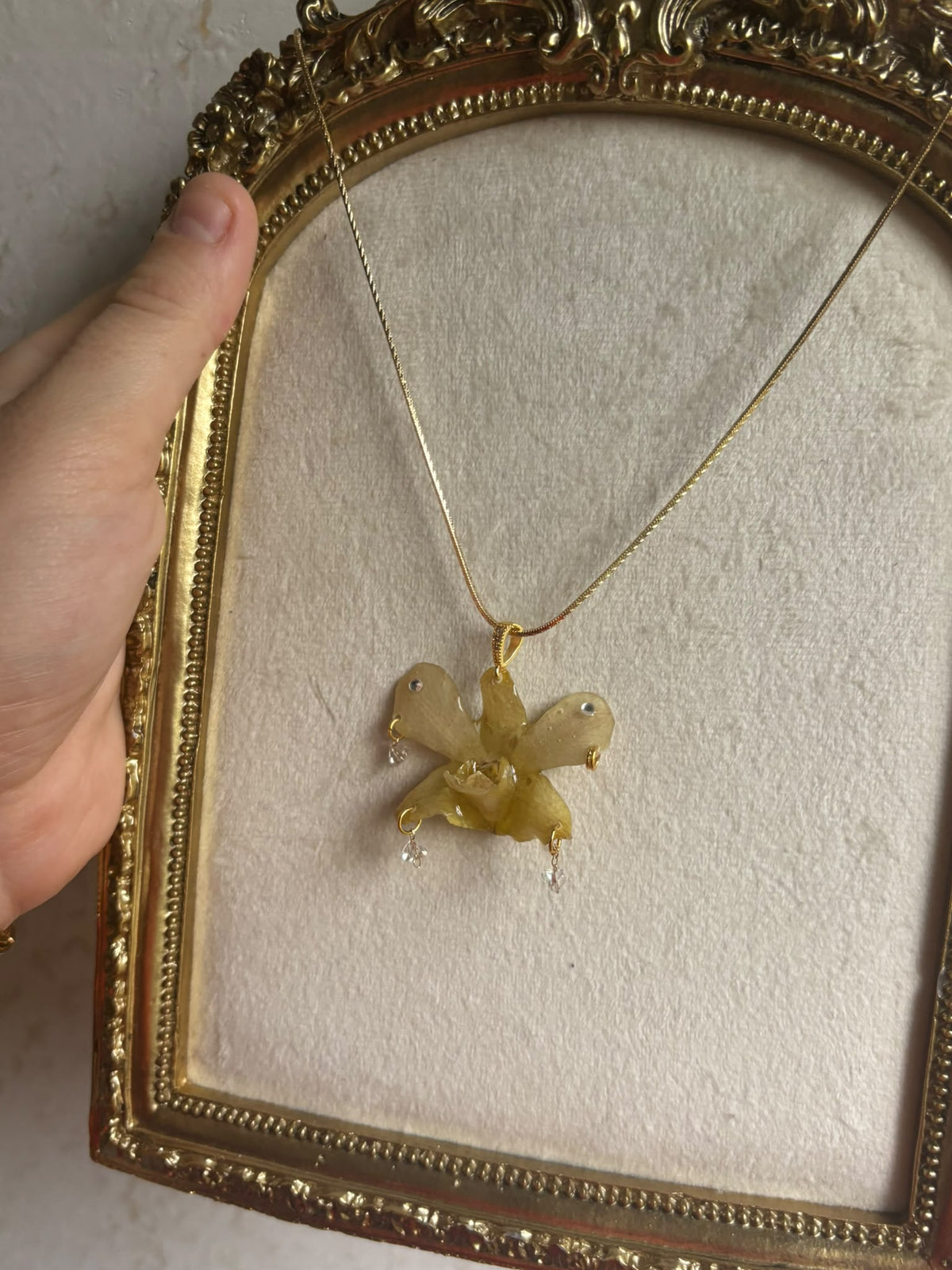 Collar Dorado con Flor Real Orquídea Amarilla| JOYERÍA BOTÁNICA |