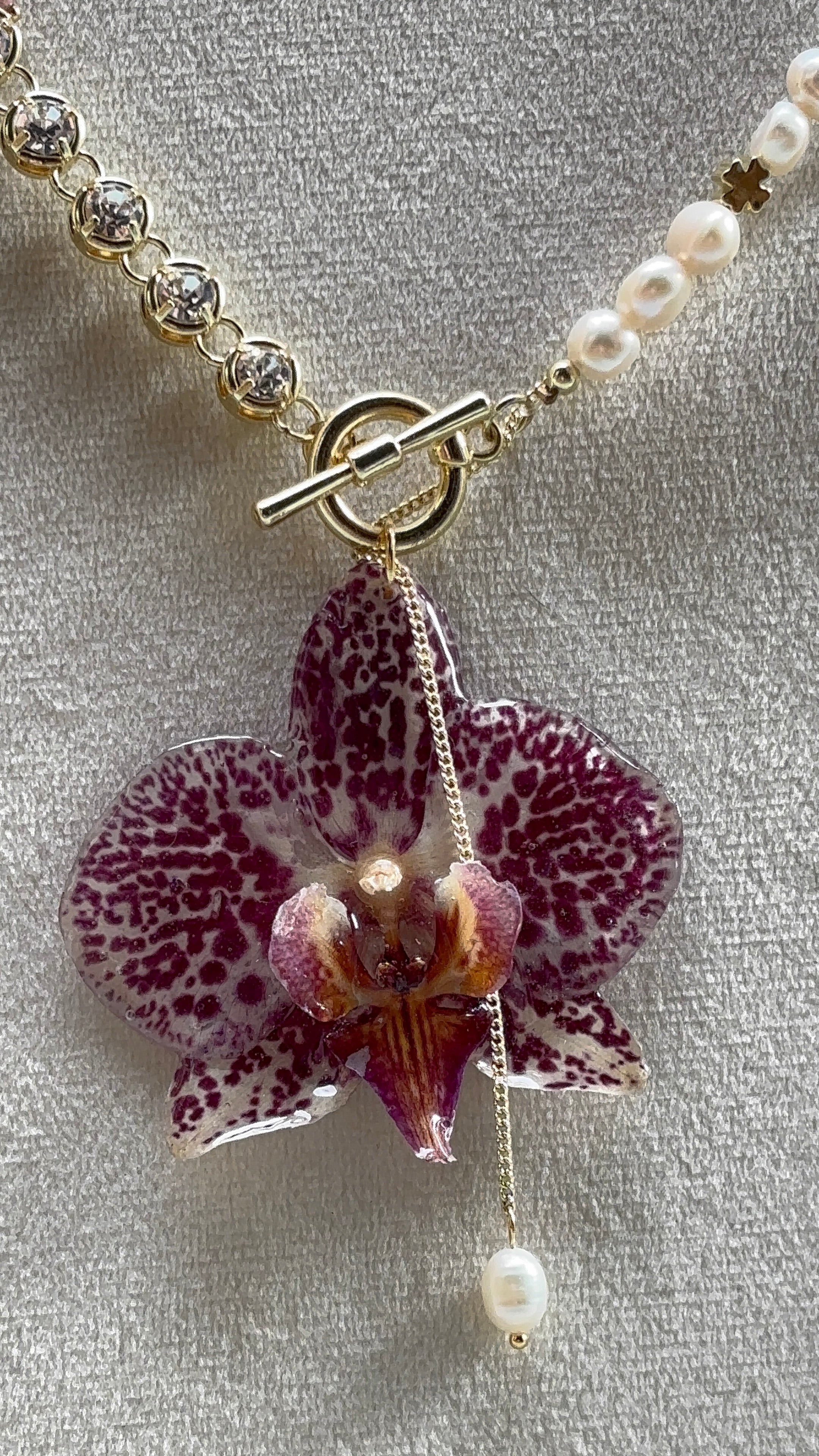 Collar Dorado con Flor Real Orquídea Blanca-Morada| JOYERÍA BOTÁNICA |