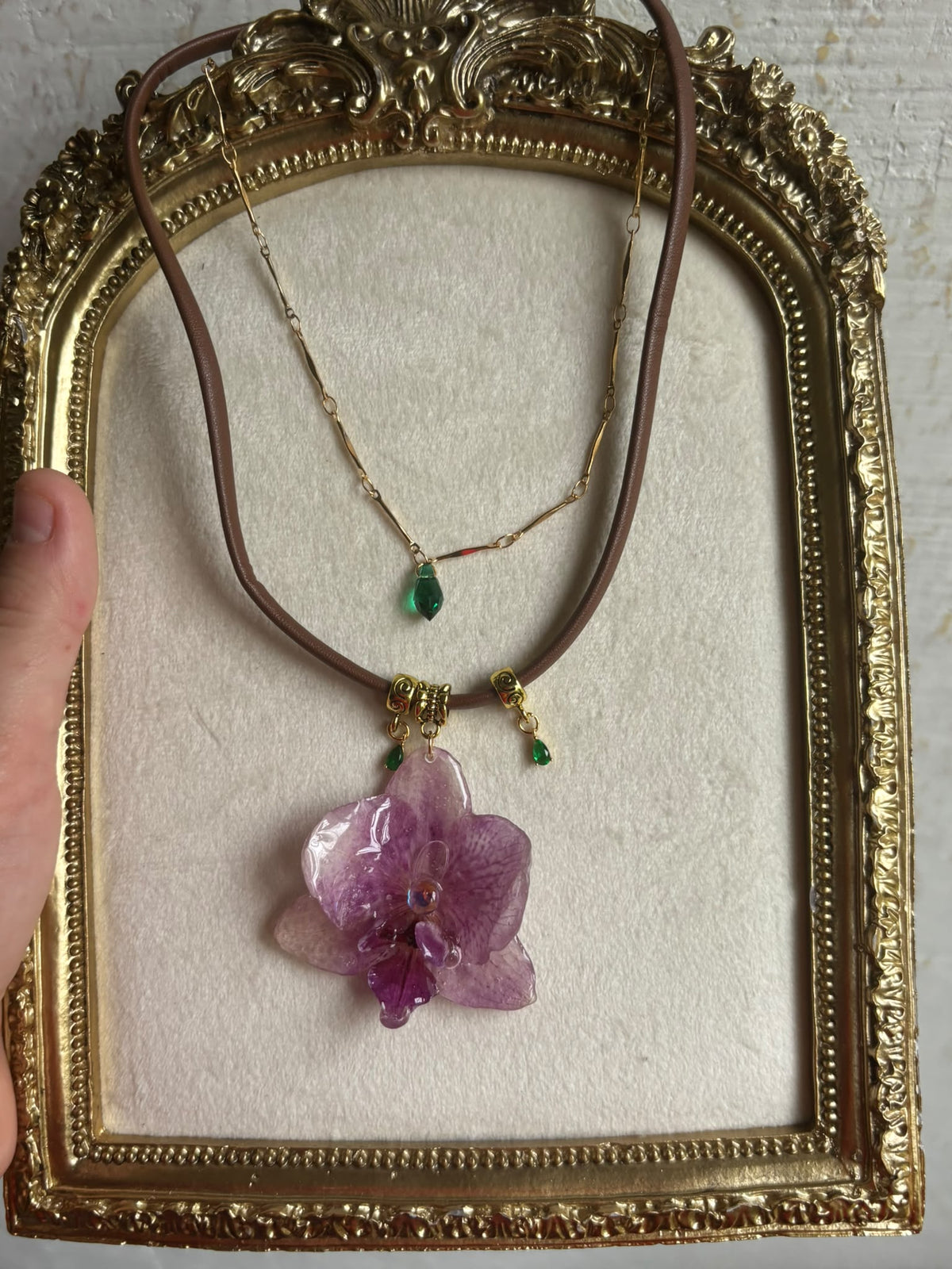 Collar Dorado con Flor Real Orquídea Morada| JOYERÍA BOTÁNICA |