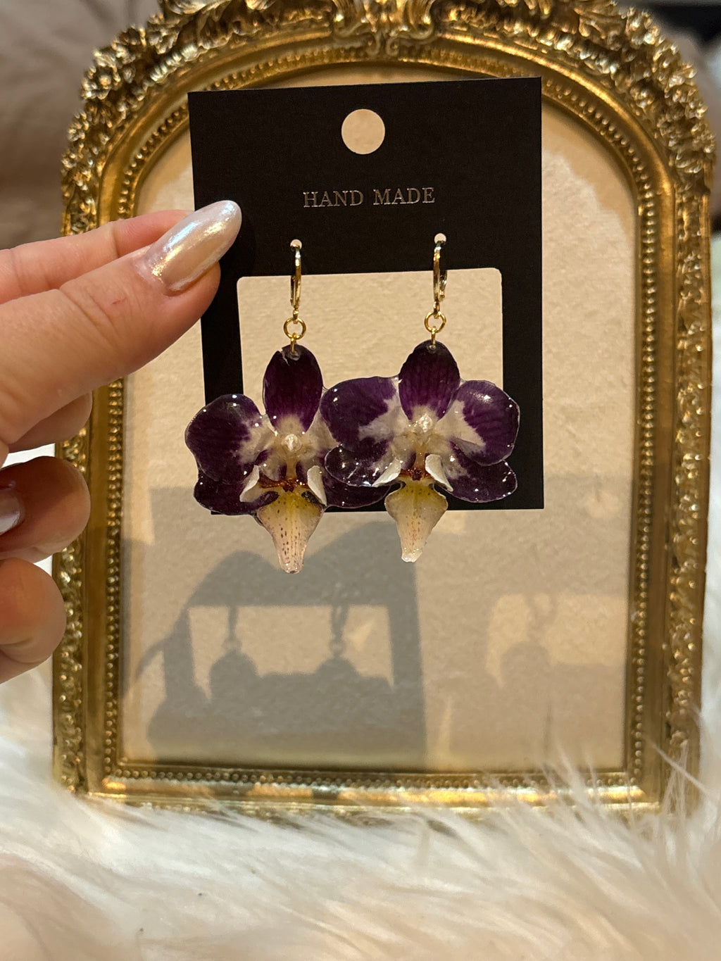 Pendientes Dorados con Flor Real Orquídea Blanca-Morada | JOYERÍA BOTÁNICA |