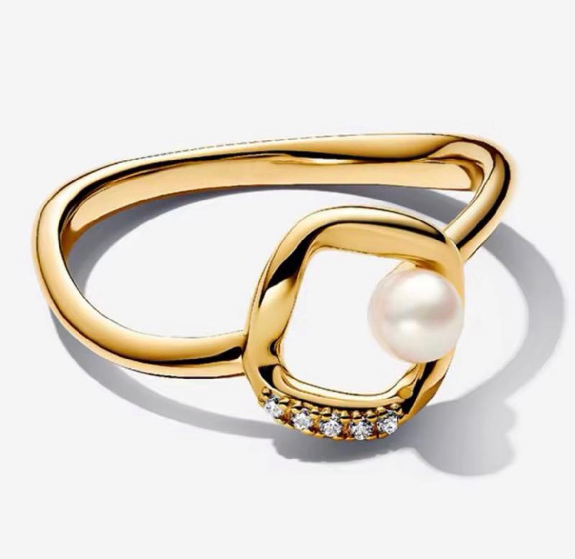 Anillo Dorado con Perla y Circonitas