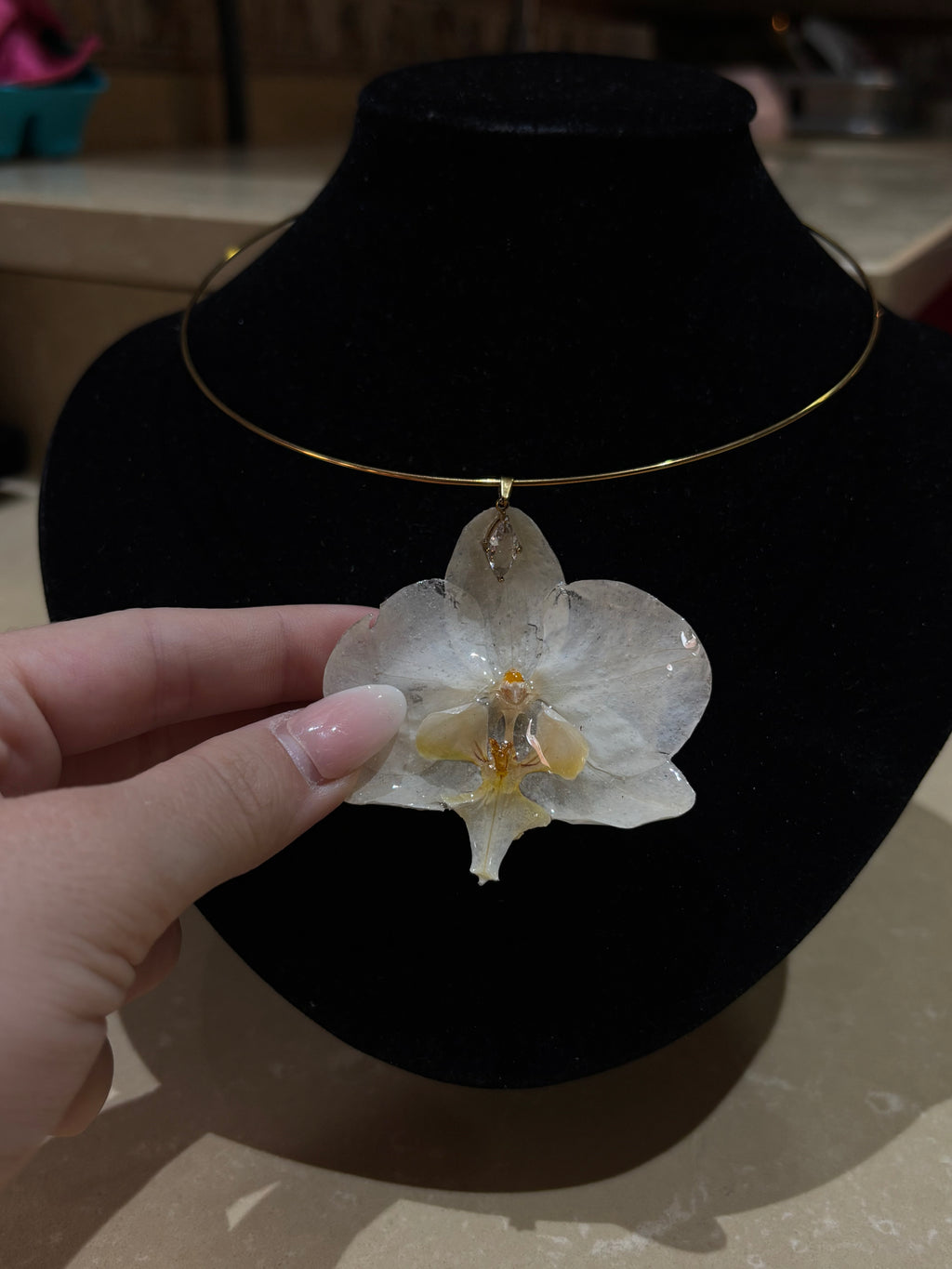 Collar Dorado con Flor Real Orquídea Blanca-Amarilla| JOYERÍA BOTÁNICA |