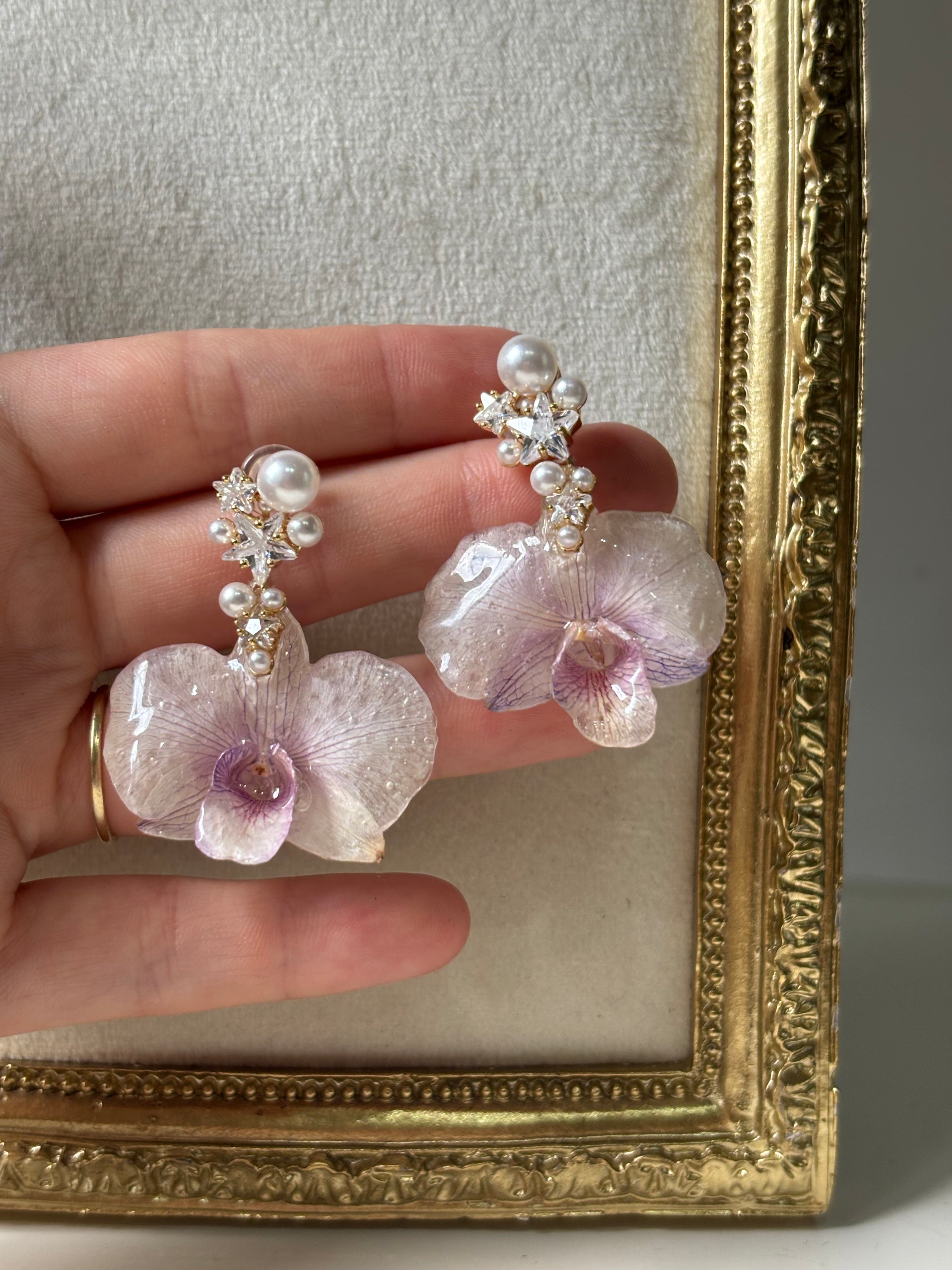Pendientes Dorados con Flor Real Orquídea Blanco-Morada | JOYERÍA BOTÁNICA |