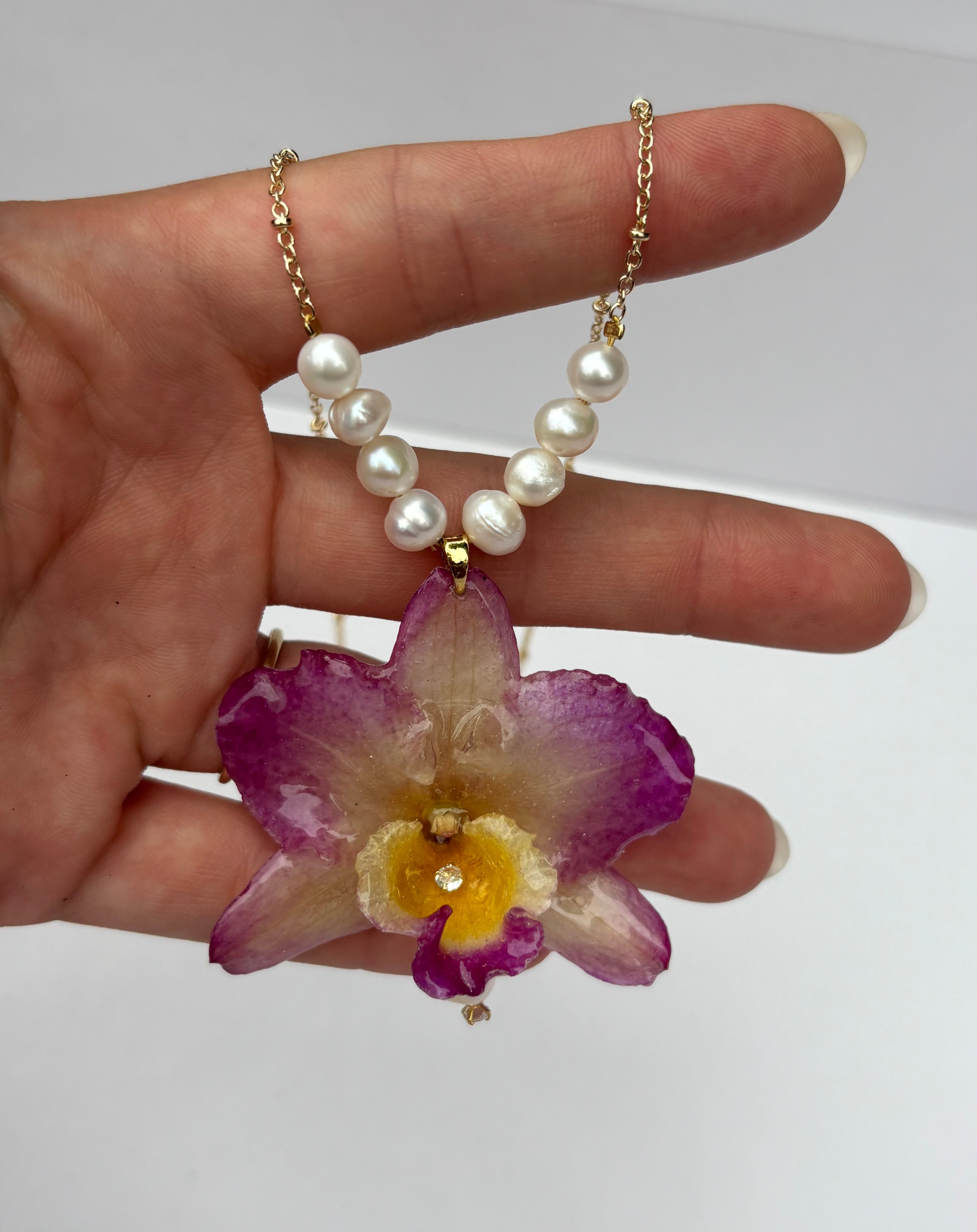 Collar Dorado con Flor Real Orquídea Rosa-Amarilla| JOYERÍA BOTÁNICA |