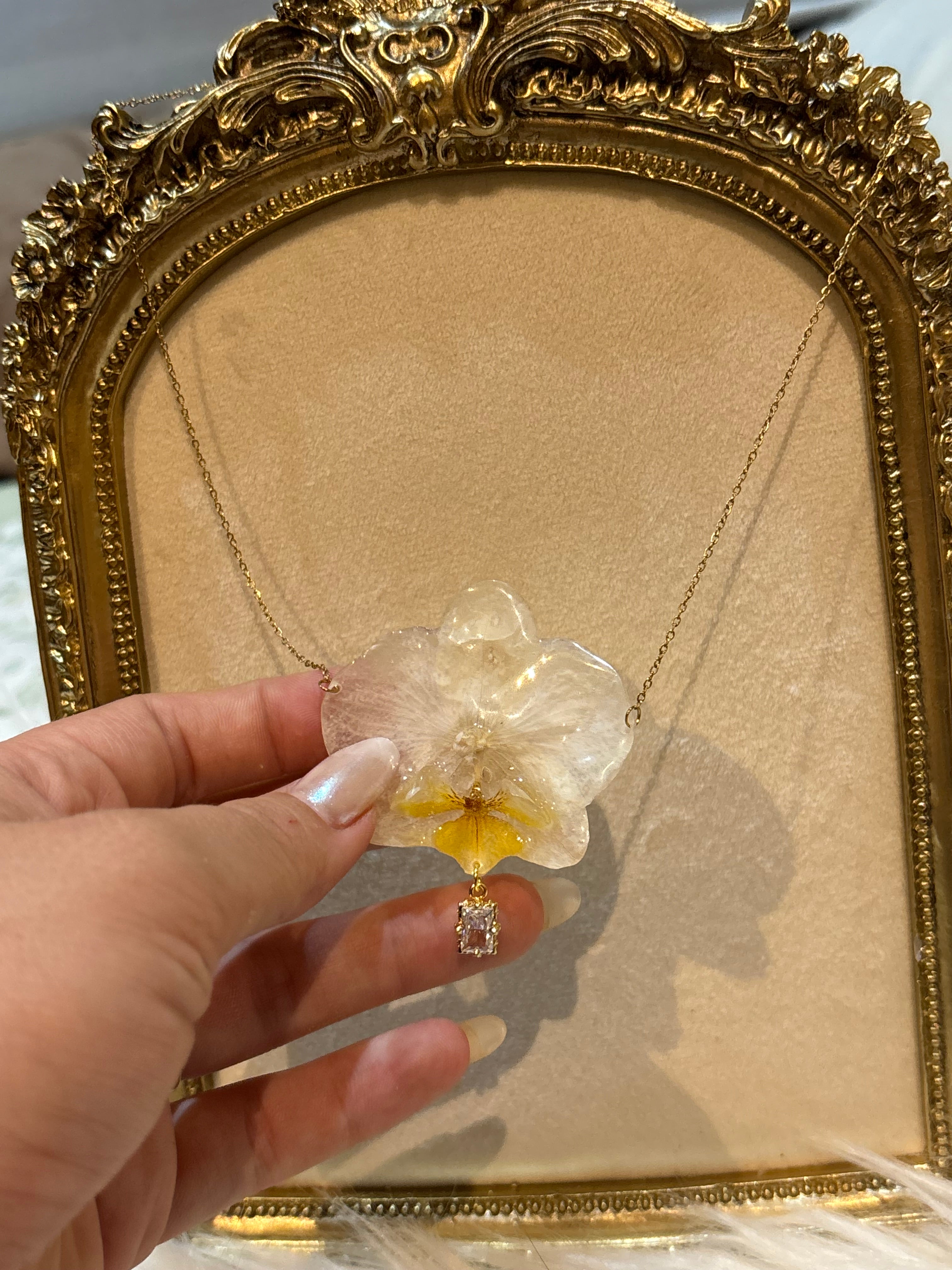 Collar Dorado con Flor Real Orquídea Blanca | JOYERÍA BOTÁNICA |