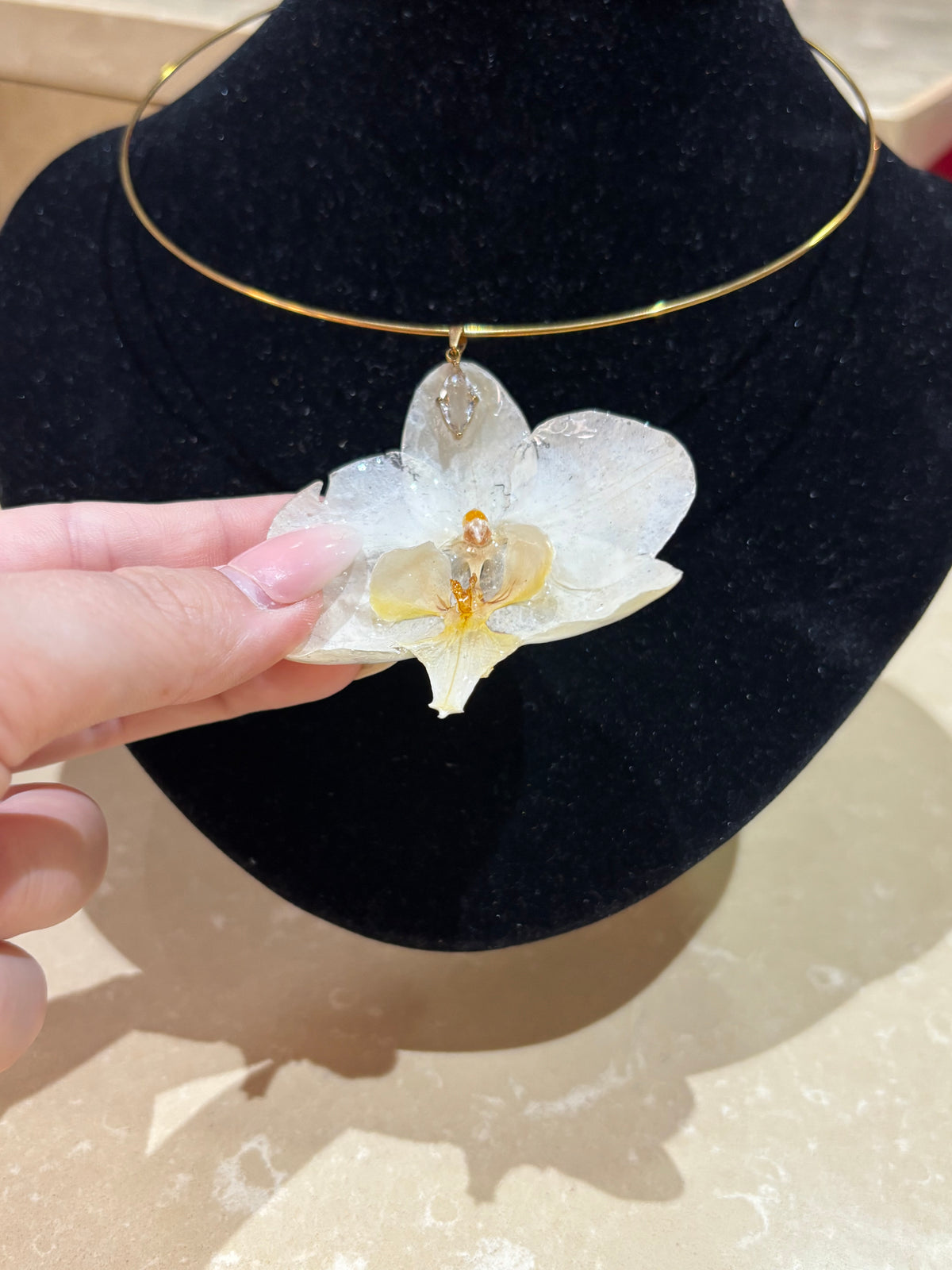 Collar Dorado con Flor Real Orquídea Blanca-Amarilla| JOYERÍA BOTÁNICA |