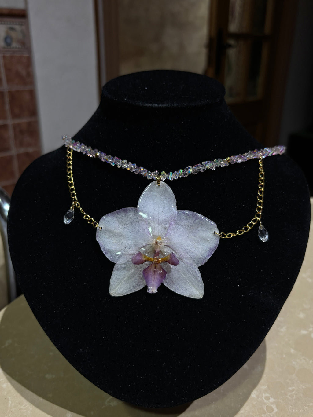 Collar Dorado con Flor Real Orquídea Blanca-Morada| JOYERÍA BOTÁNICA |