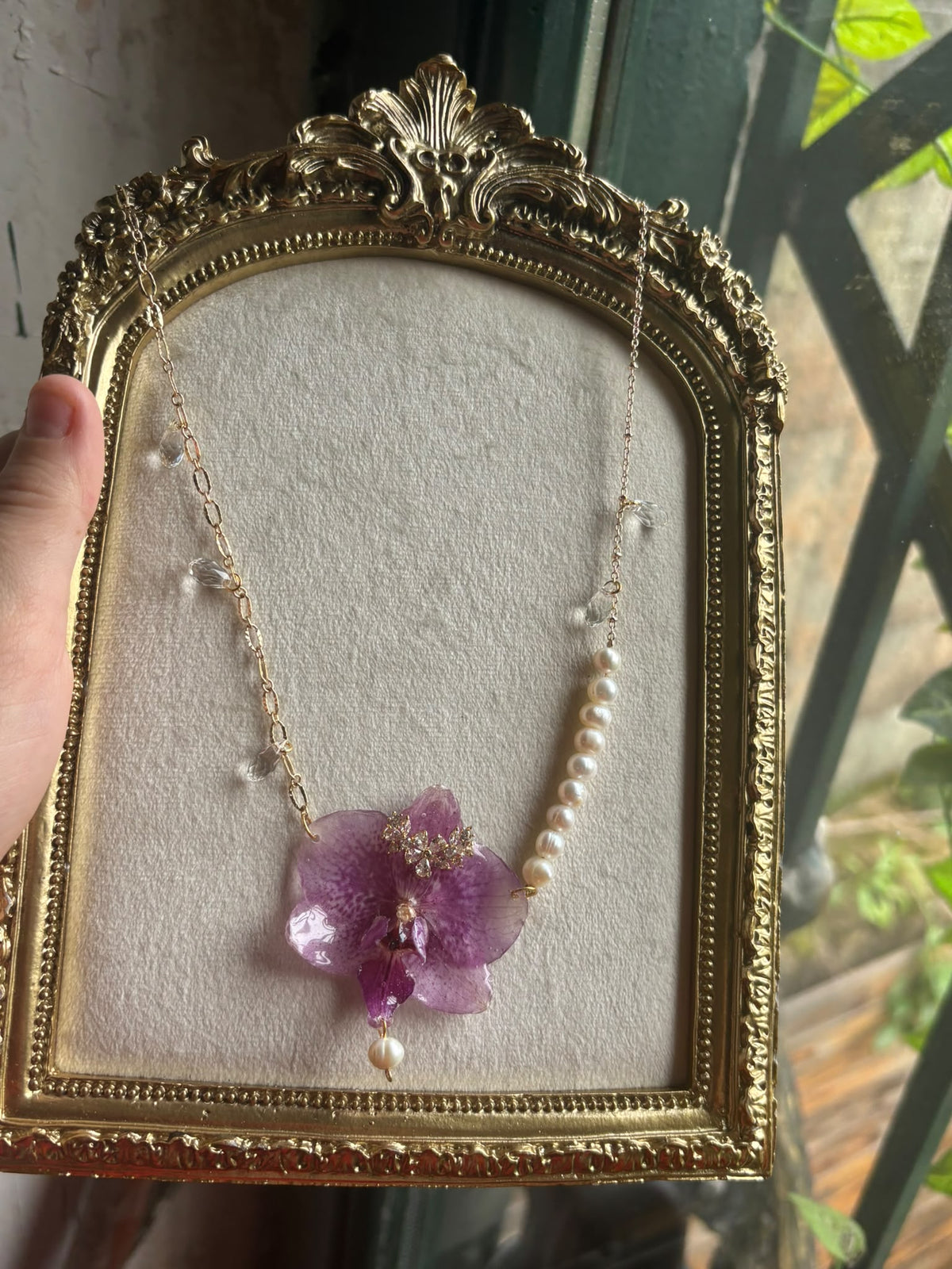Collar Dorado con Flor Real Orquídea Morado| JOYERÍA BOTÁNICA |