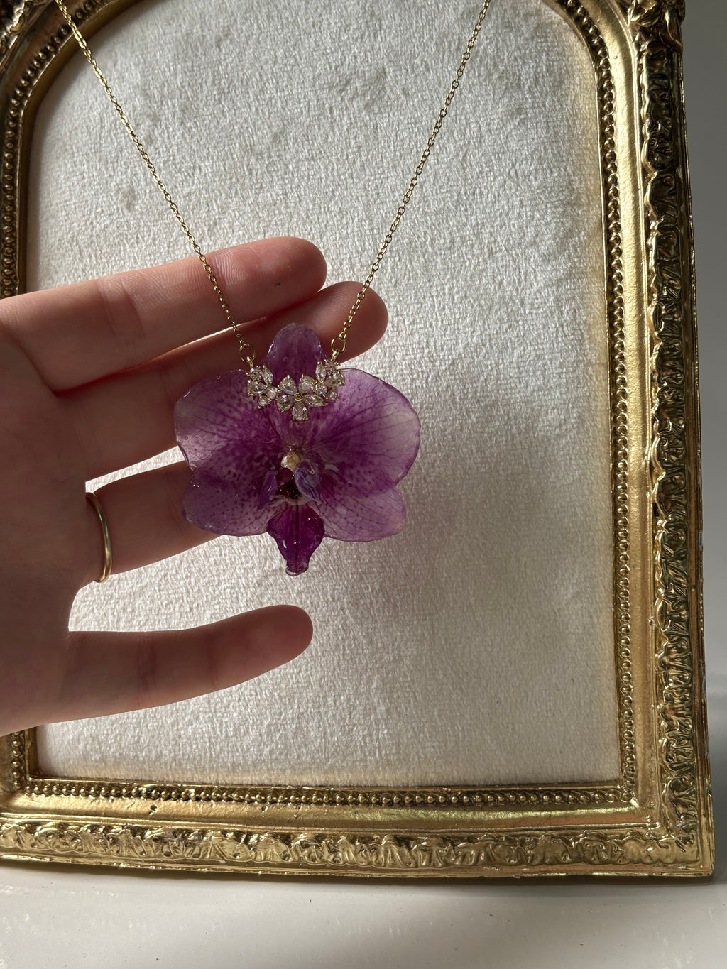 Collar Dorado con Flor Real Orquídea Morada| JOYERÍA BOTÁNICA |