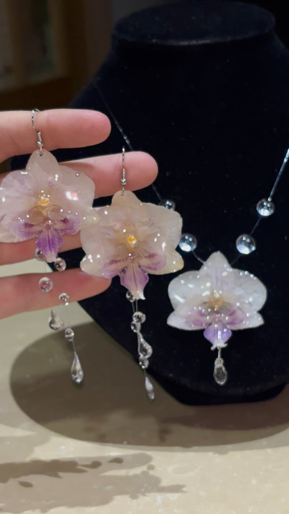 Pendientes con Gotas y Flor Real Orquídea Blanca-Morada | JOYERÍA BOTÁNICA |