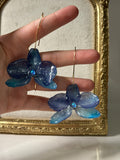Pendientes Dorados con Flor Real Orquídea Azul | JOYERÍA BOTÁNICA |