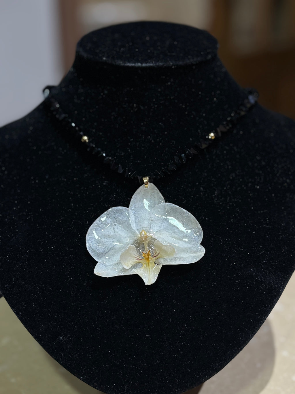 Collar Dorado con Flor Real Orquídea Blanca-Amarilla| JOYERÍA BOTÁNICA |