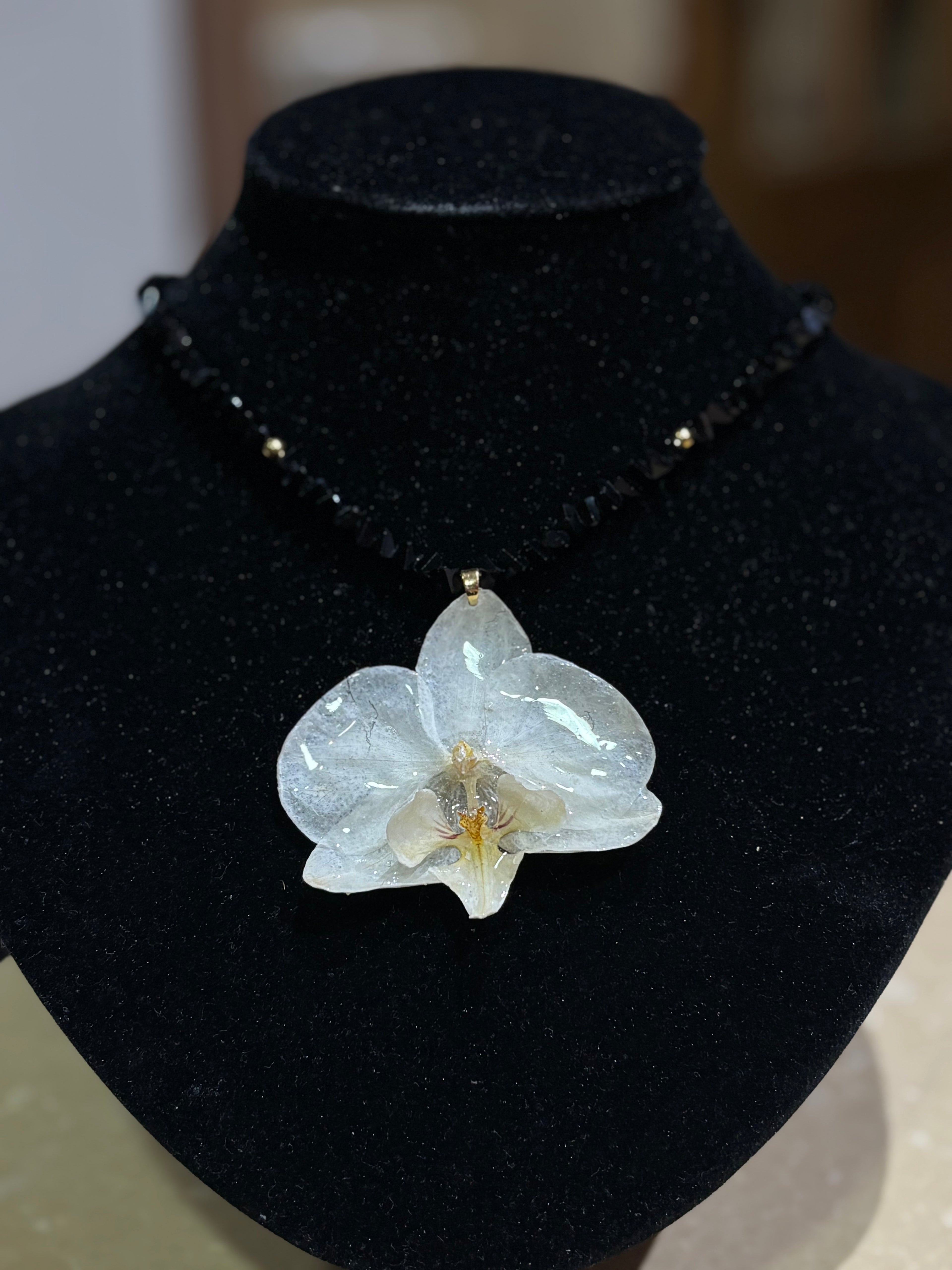 Collar Dorado con Flor Real Orquídea Blanca-Amarilla| JOYERÍA BOTÁNICA |
