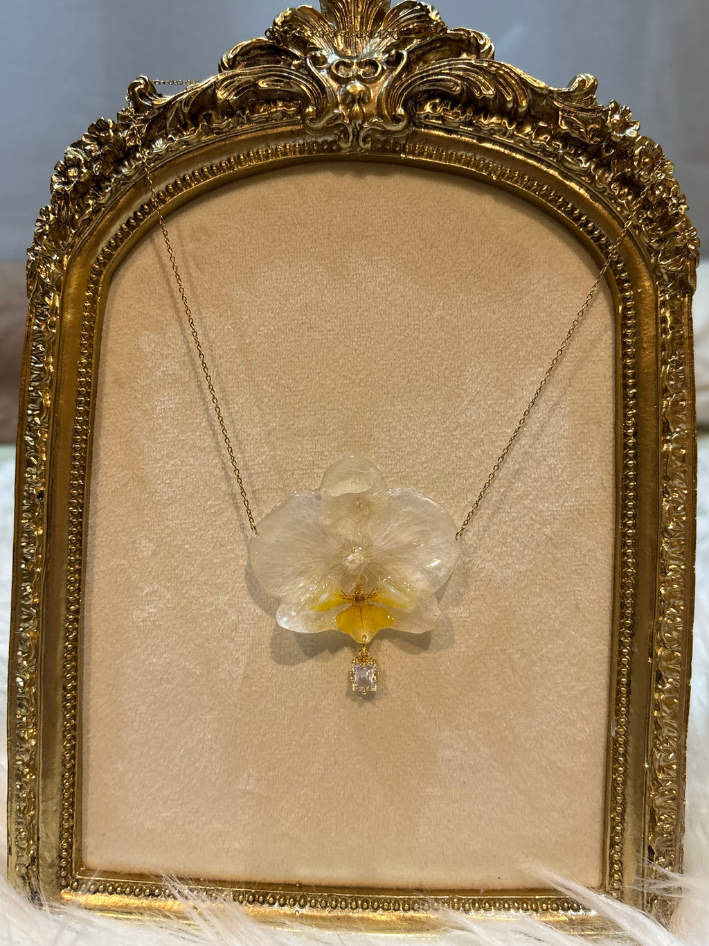 Collar Dorado con Flor Real Orquídea Blanca | JOYERÍA BOTÁNICA |