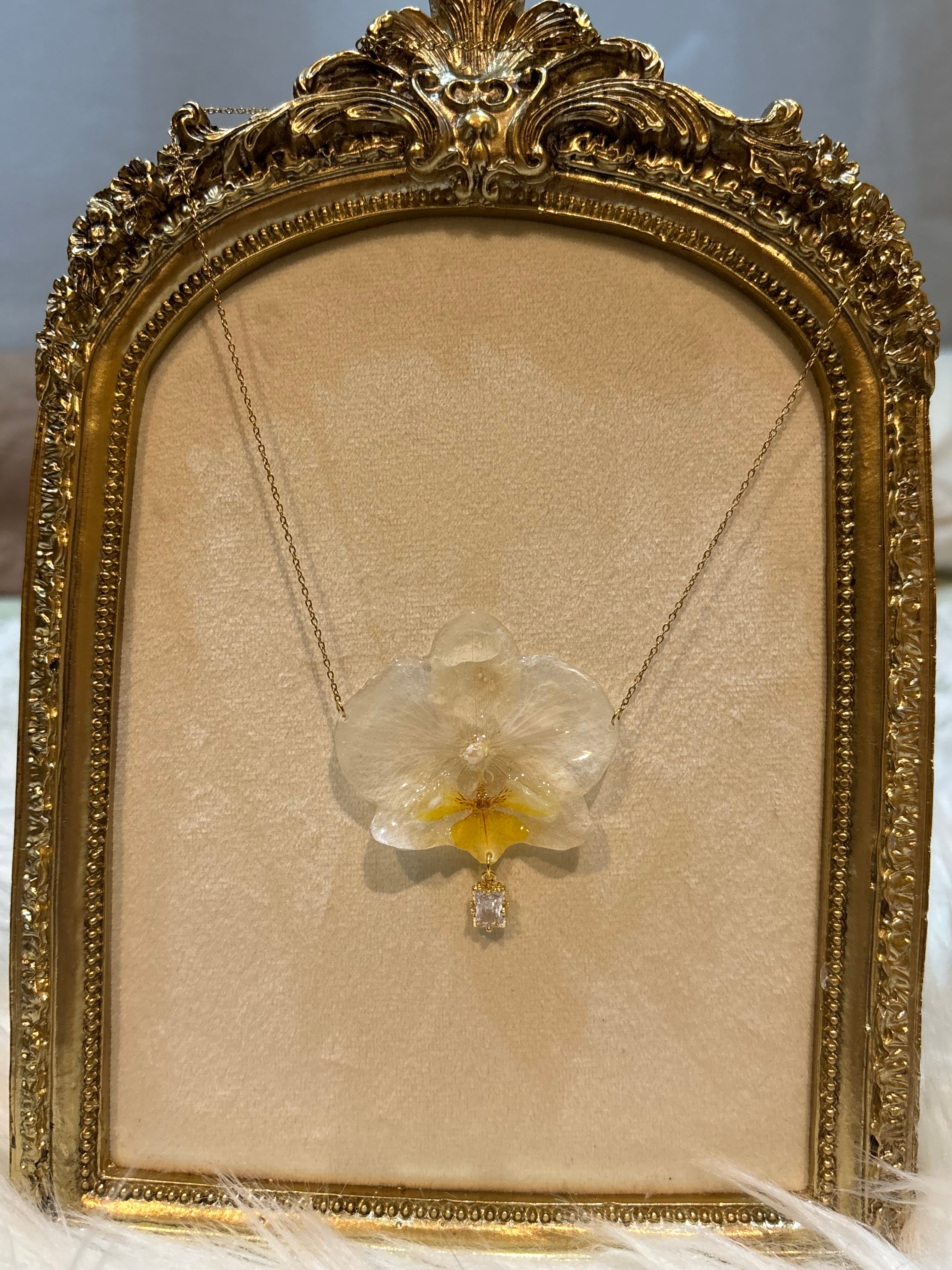 Collar Dorado con Flor Real Orquídea Blanca | JOYERÍA BOTÁNICA |